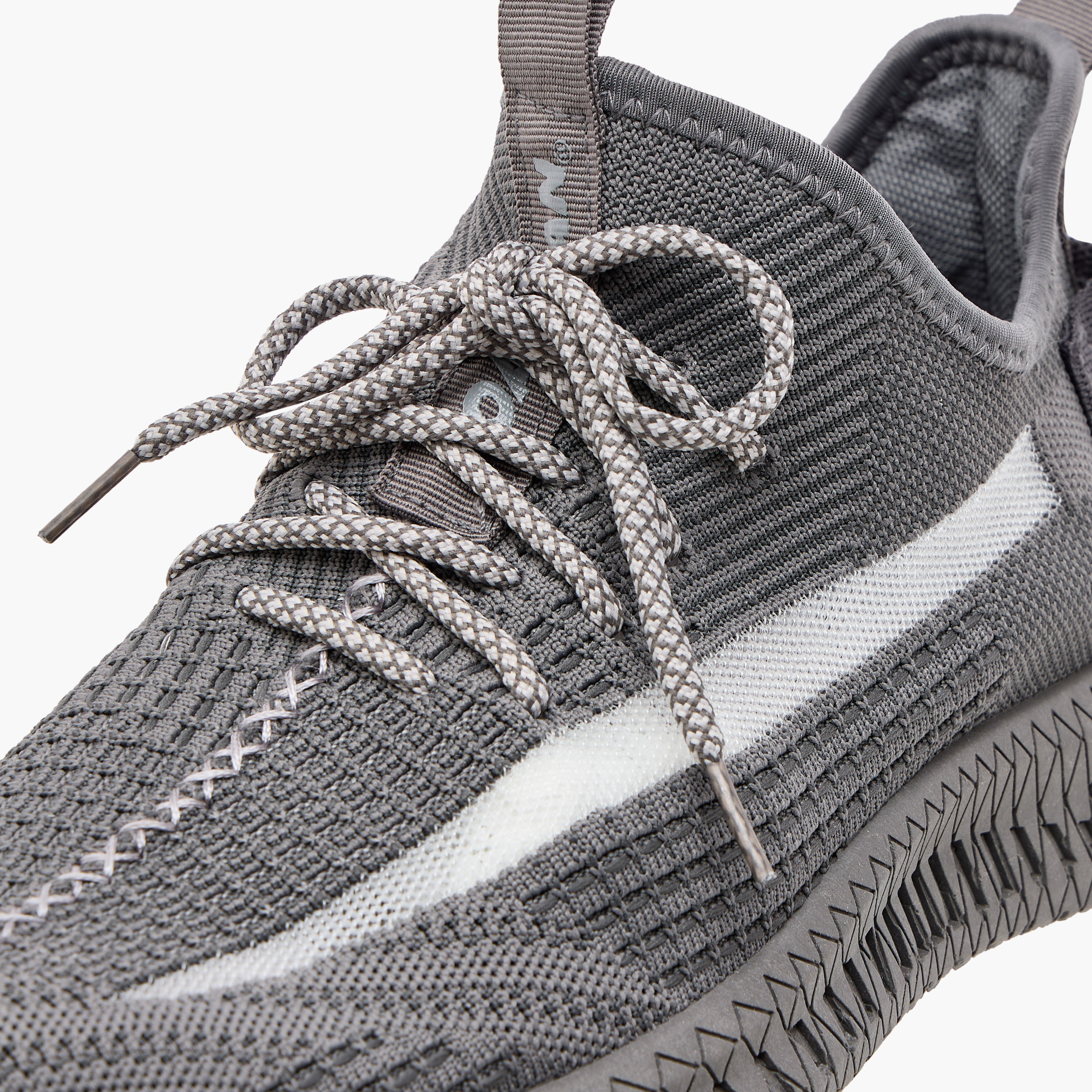 حذاء رياضي بتفاصيل شبكية ورباط إغلاق من أوكلان من شو إكسبرس-sports-men-shoes-image-4