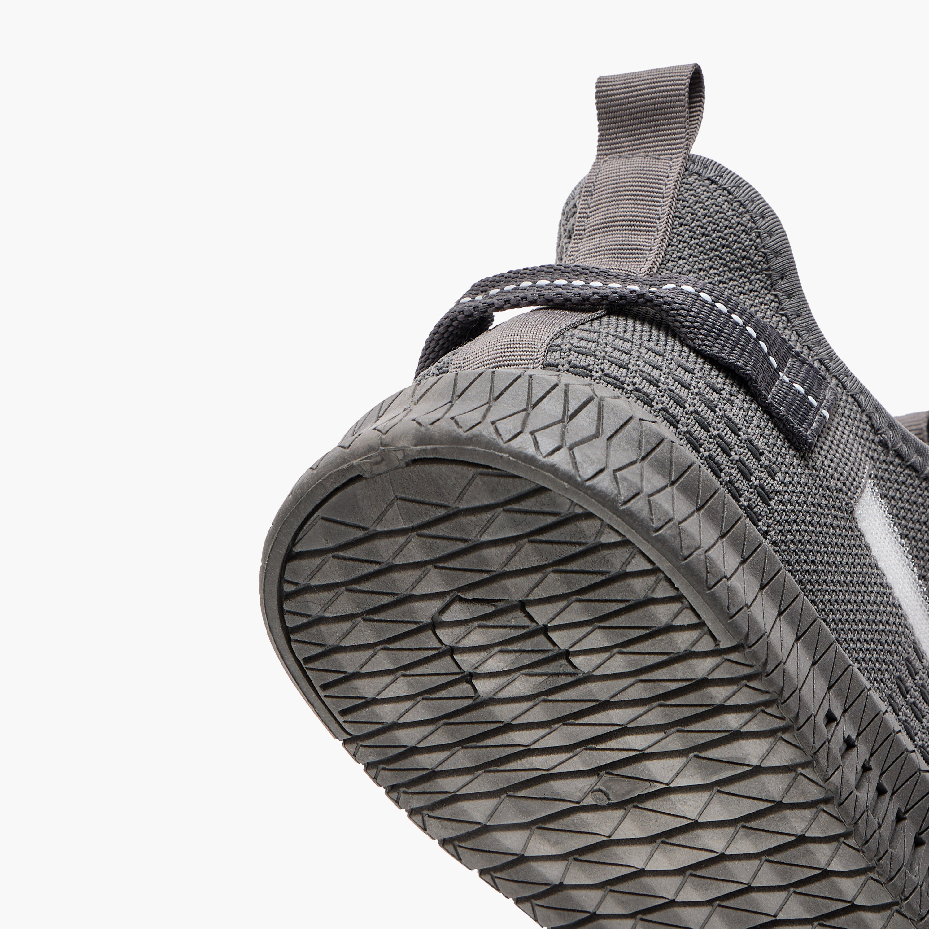 حذاء رياضي بتفاصيل شبكية ورباط إغلاق من أوكلان من شو إكسبرس-sports-men-shoes-image-5