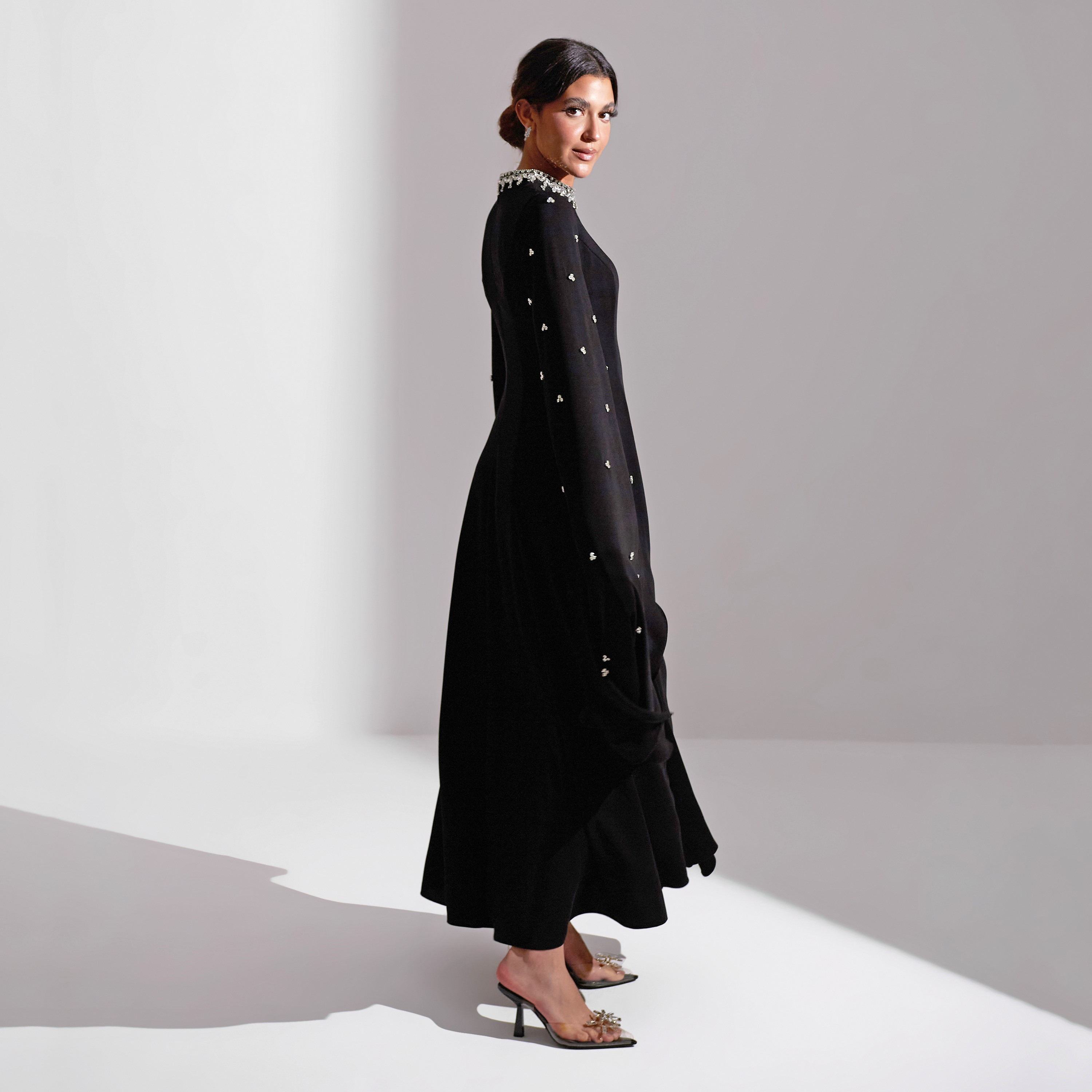 فستان سهرة نسائي ماكسي من الكريب بفتحة رقبة وأكمام واسعة ومزين بالكريستال من أكاديا-women-clothing-dresses-image-3
