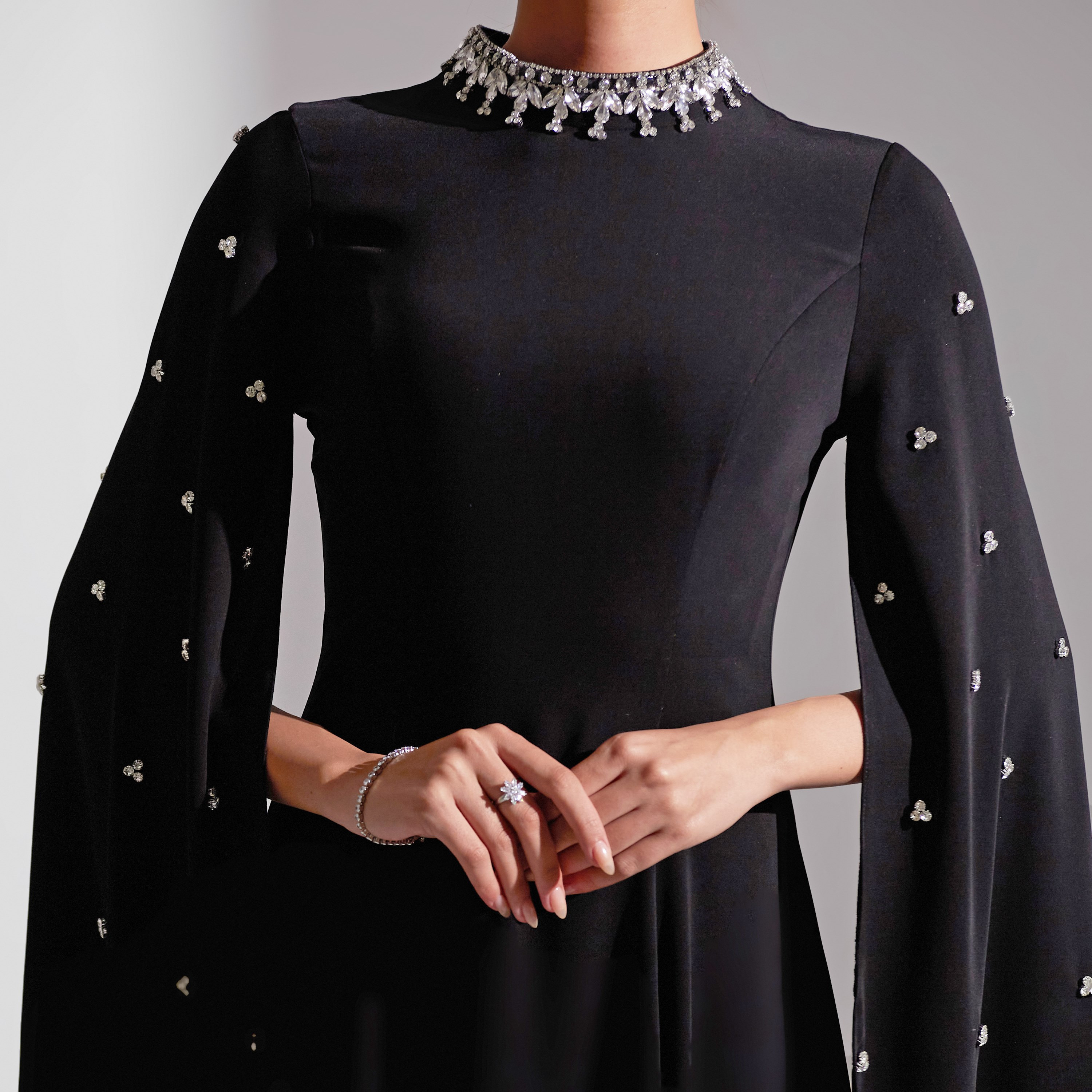 فستان سهرة نسائي ماكسي من الكريب بفتحة رقبة وأكمام واسعة ومزين بالكريستال من أكاديا-women-clothing-dresses-image-4