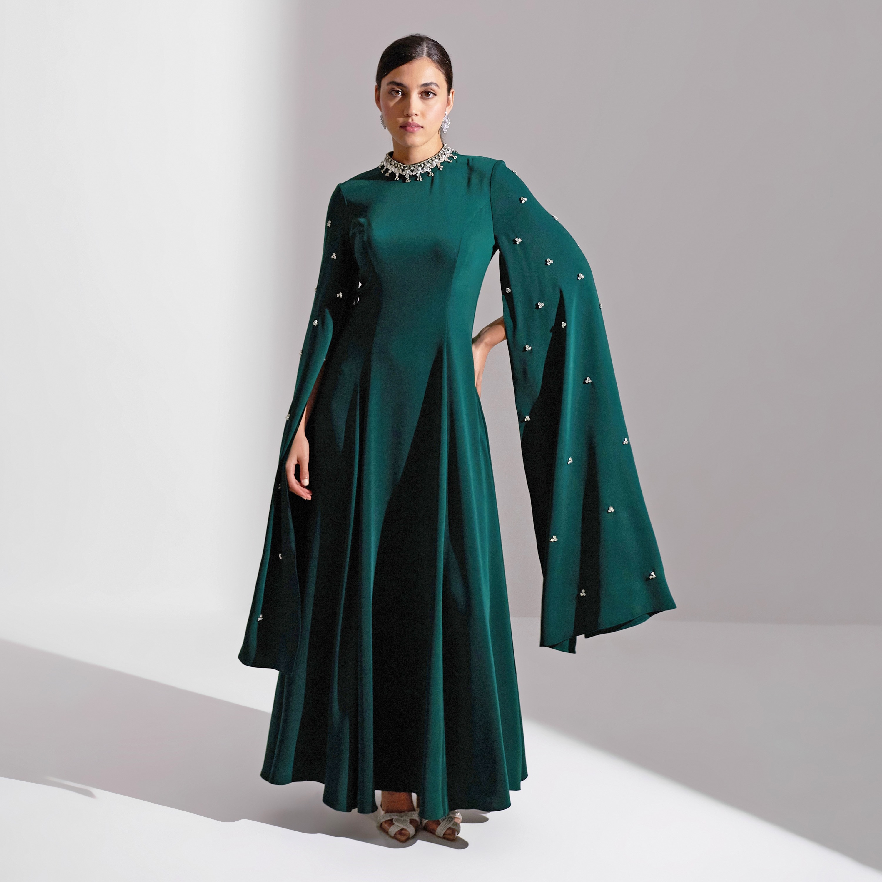 فستان سهرة نسائي ماكسي من الكريب بفتحة رقبة وأكمام واسعة ومزين بالكريستال من أكاديا-women-clothing-dresses-image-7