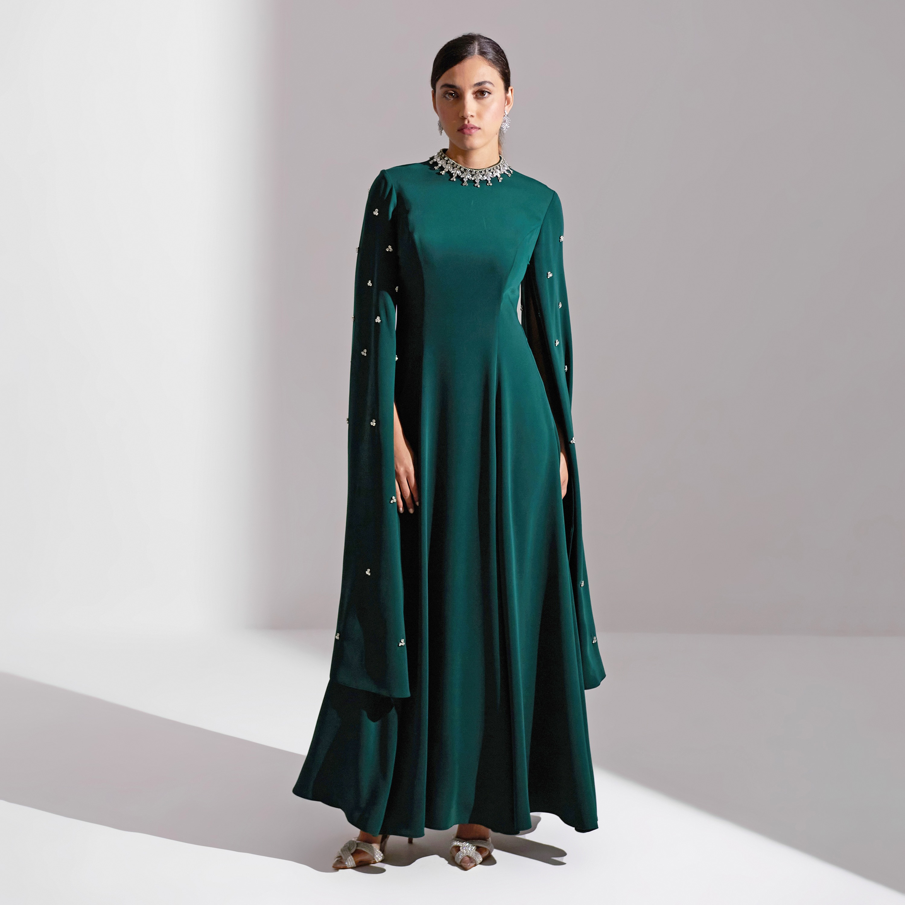 فستان سهرة نسائي ماكسي من الكريب بفتحة رقبة وأكمام واسعة ومزين بالكريستال من أكاديا-women-clothing-dresses-image-8