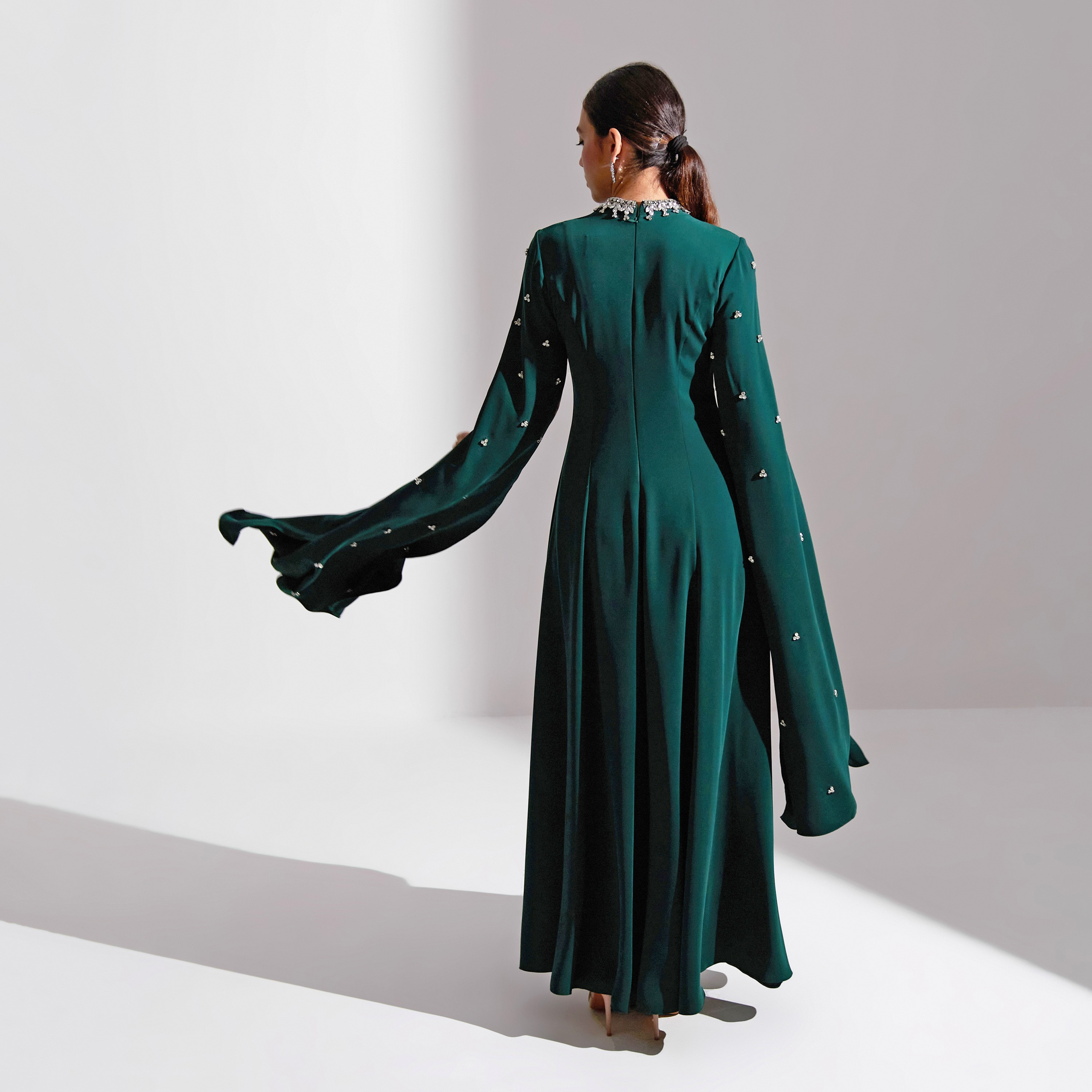 فستان سهرة نسائي ماكسي من الكريب بفتحة رقبة وأكمام واسعة ومزين بالكريستال من أكاديا-women-clothing-dresses-image-9