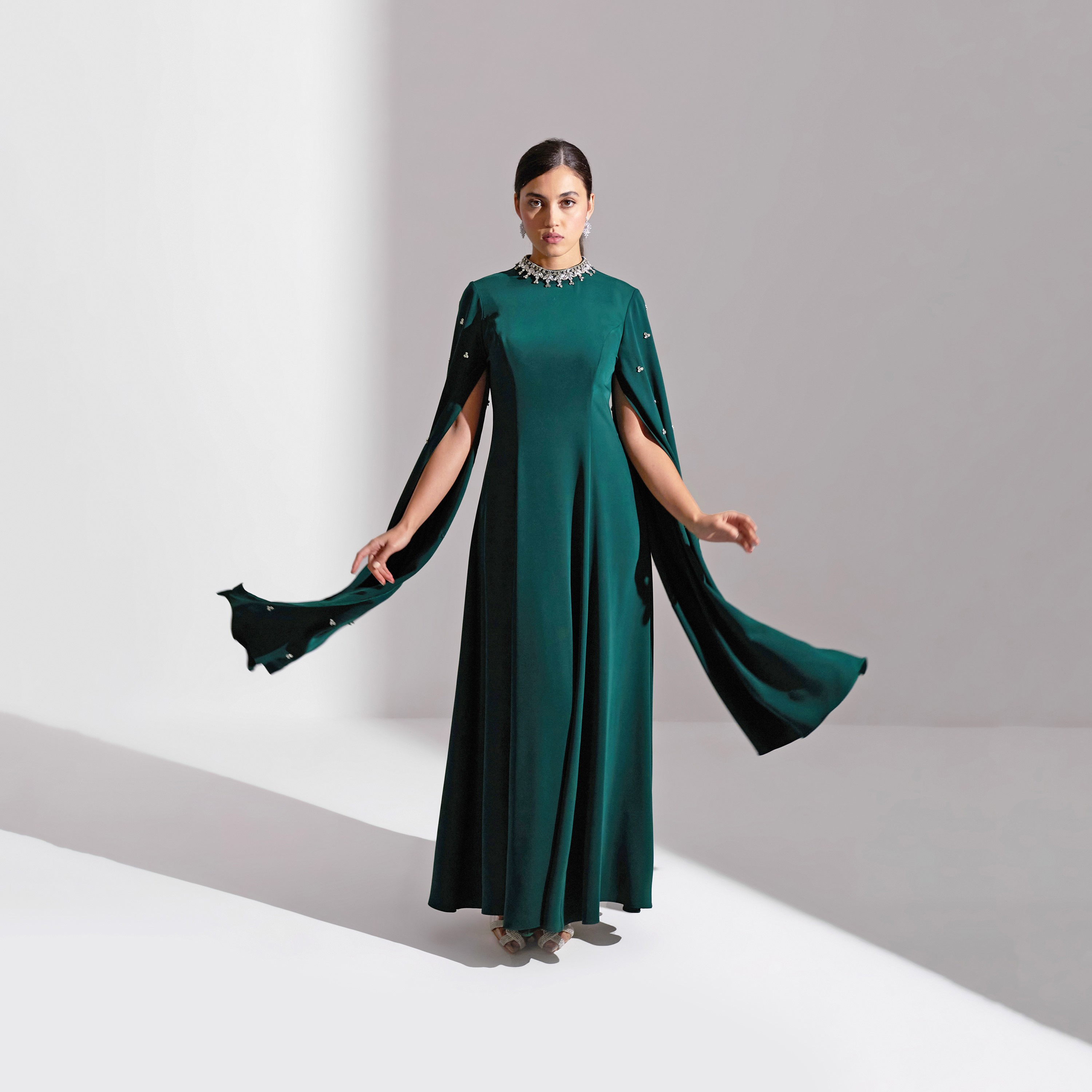 فستان سهرة نسائي ماكسي من الكريب بفتحة رقبة وأكمام واسعة ومزين بالكريستال من أكاديا-women-clothing-dresses-image-10