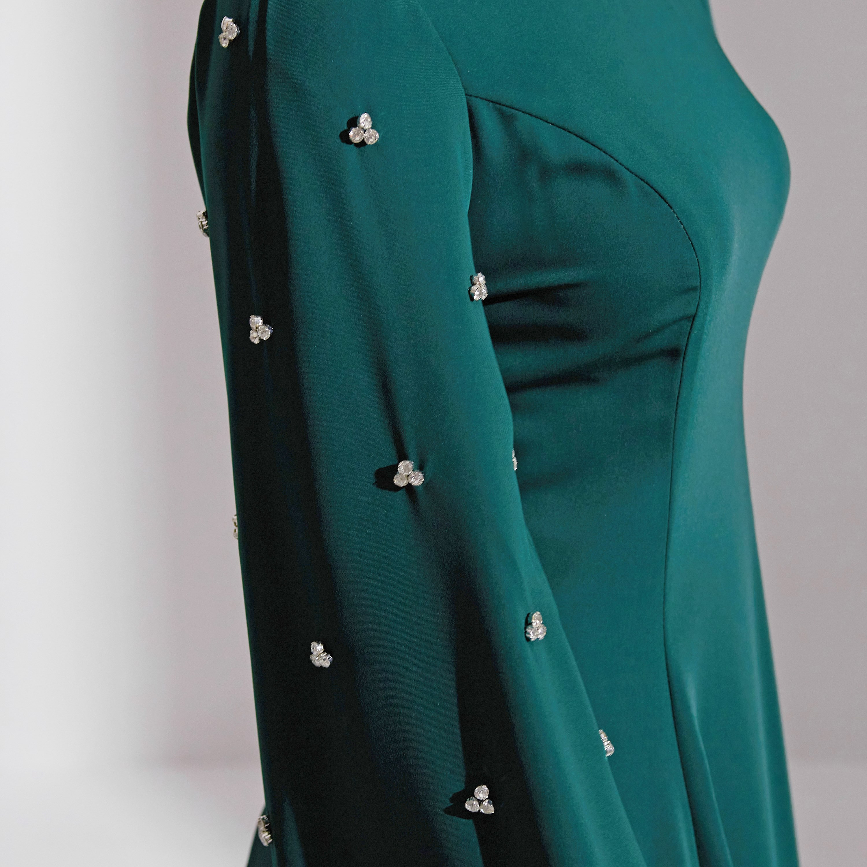 فستان سهرة نسائي ماكسي من الكريب بفتحة رقبة وأكمام واسعة ومزين بالكريستال من أكاديا-women-clothing-dresses-image-12
