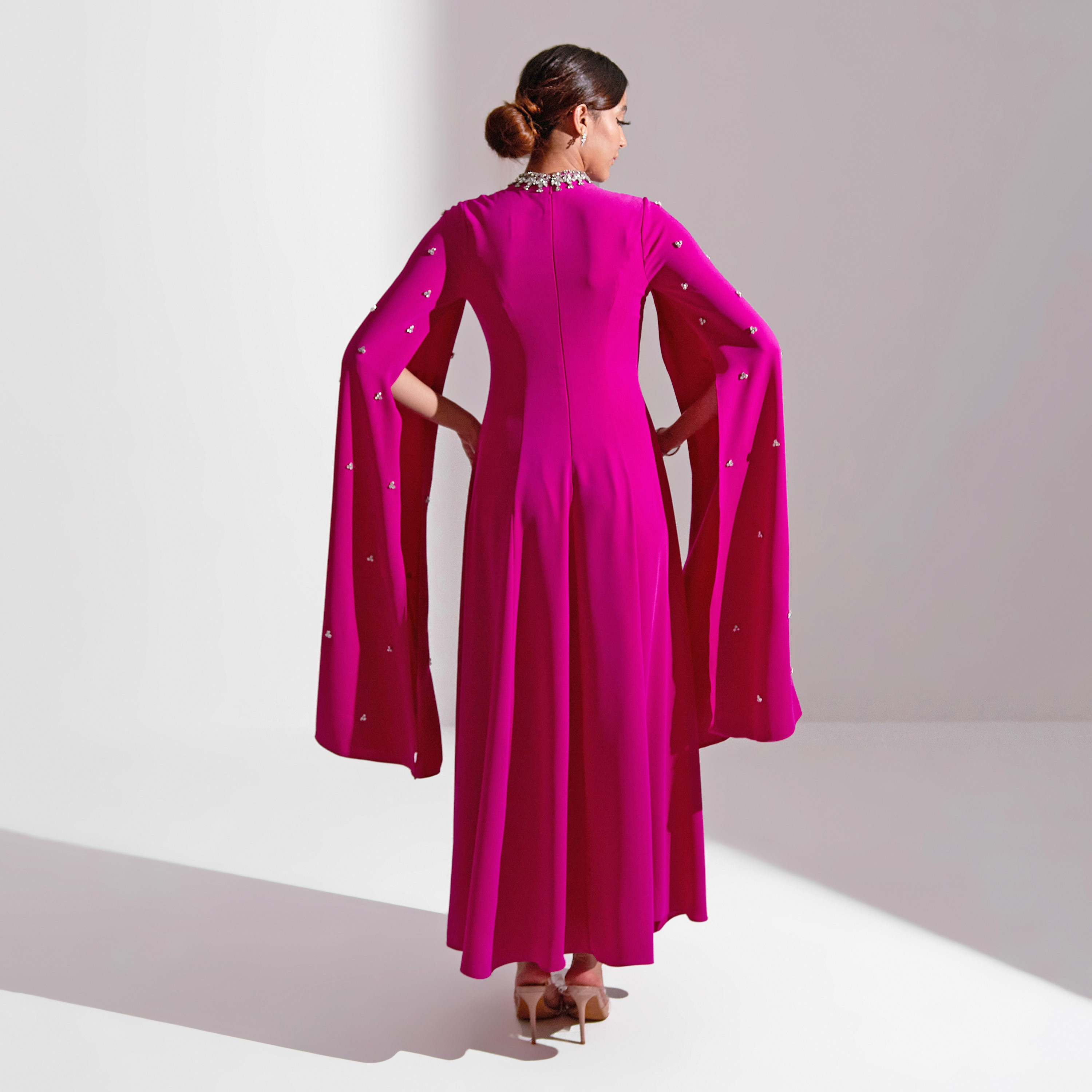 فستان سهرة نسائي ماكسي من الكريب بفتحة رقبة وأكمام واسعة ومزين بالكريستال من أكاديا-women-clothing-dresses-image-15
