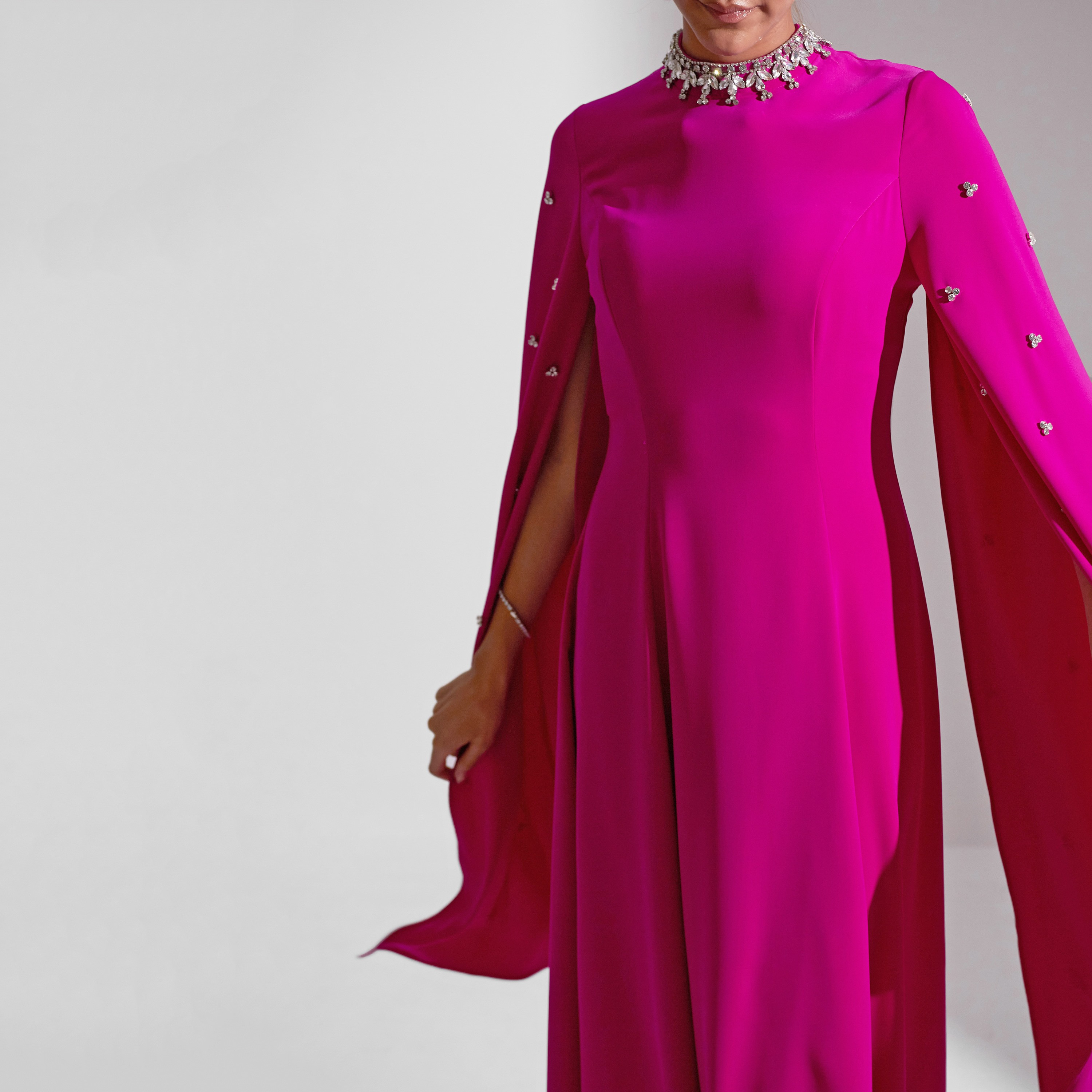 فستان سهرة نسائي ماكسي من الكريب بفتحة رقبة وأكمام واسعة ومزين بالكريستال من أكاديا-women-clothing-dresses-image-17