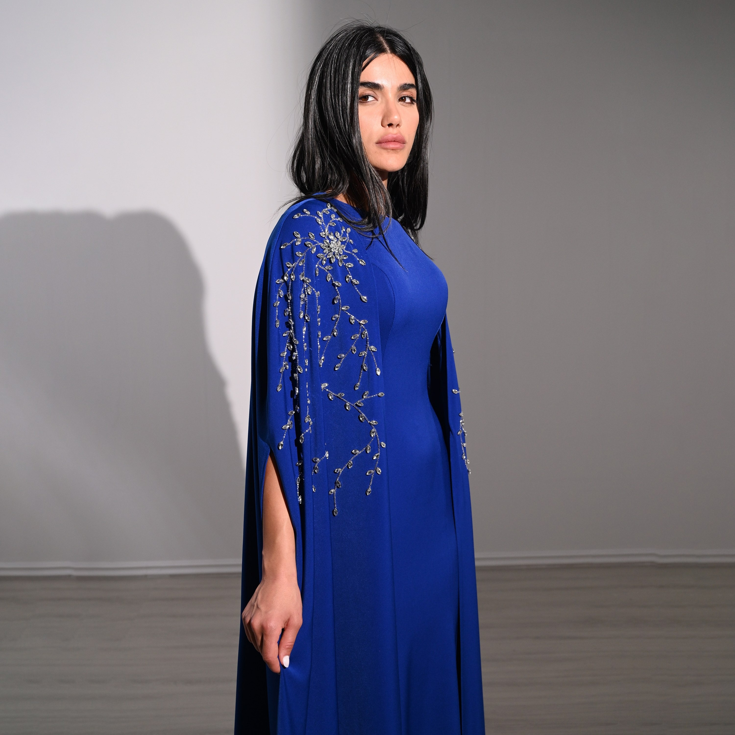 فستان سهرة نسائي طويل ماكسي من الكريب بتطريز كريستالي وقصة واسعة مع أكمام كاب علوية من أكاديا-women-clothing-dresses-image-14