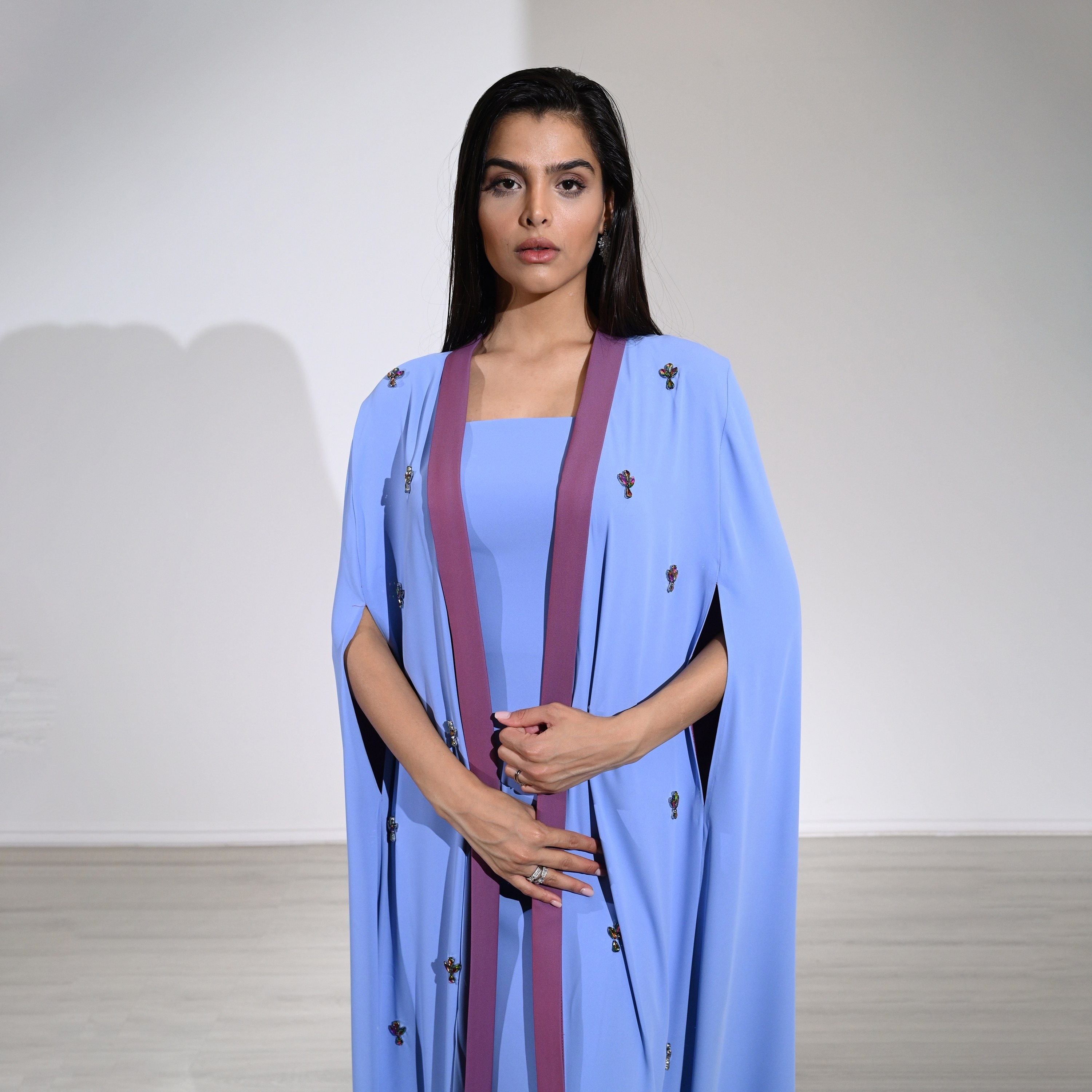 طقم سهرة نسائي مكون من قطعتين من الكريب بتطريز كريستالي وأكمام كاب علوية من أكاديا-women-clothing-dresses-image-3