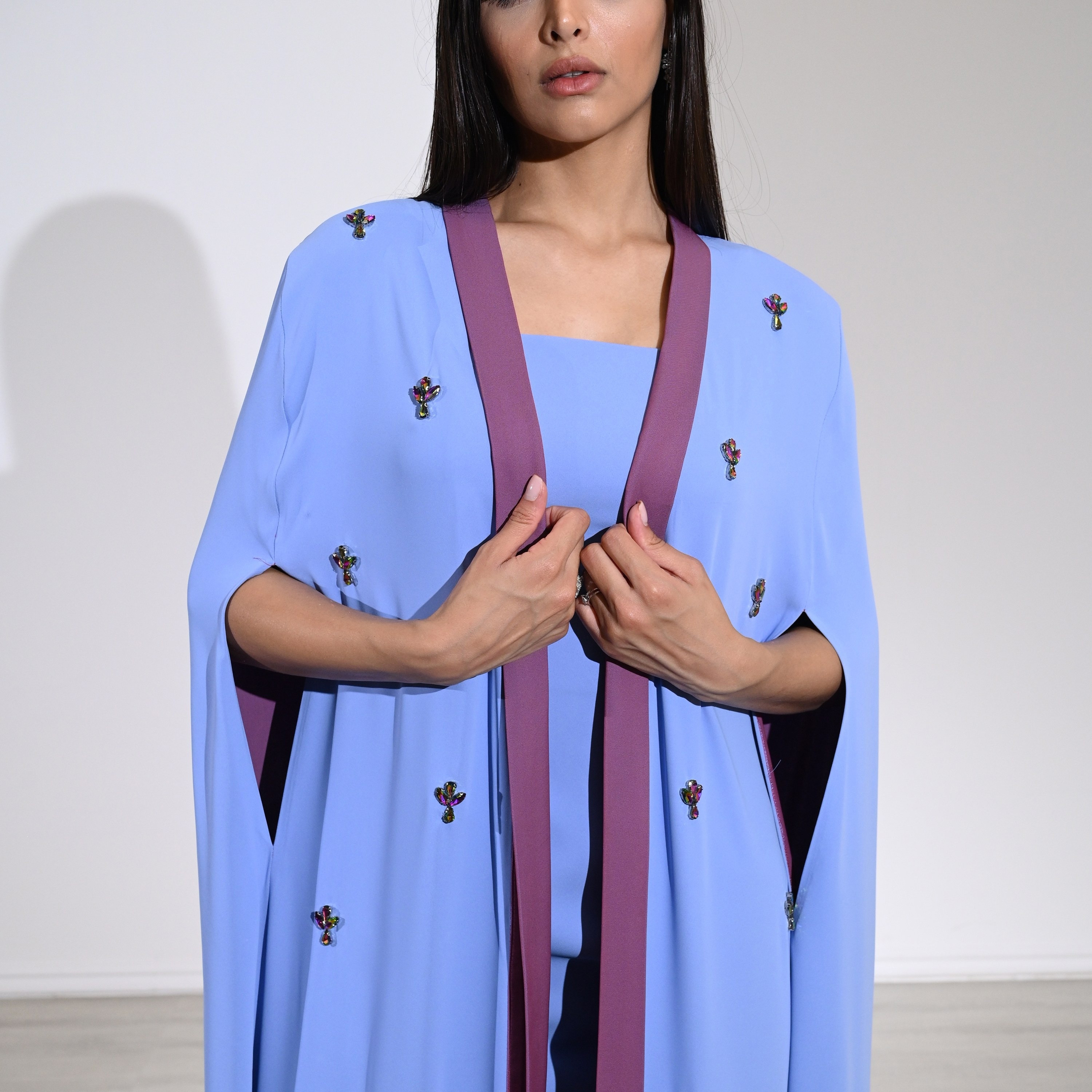 طقم سهرة نسائي مكون من قطعتين من الكريب بتطريز كريستالي وأكمام كاب علوية من أكاديا-women-clothing-dresses-image-4