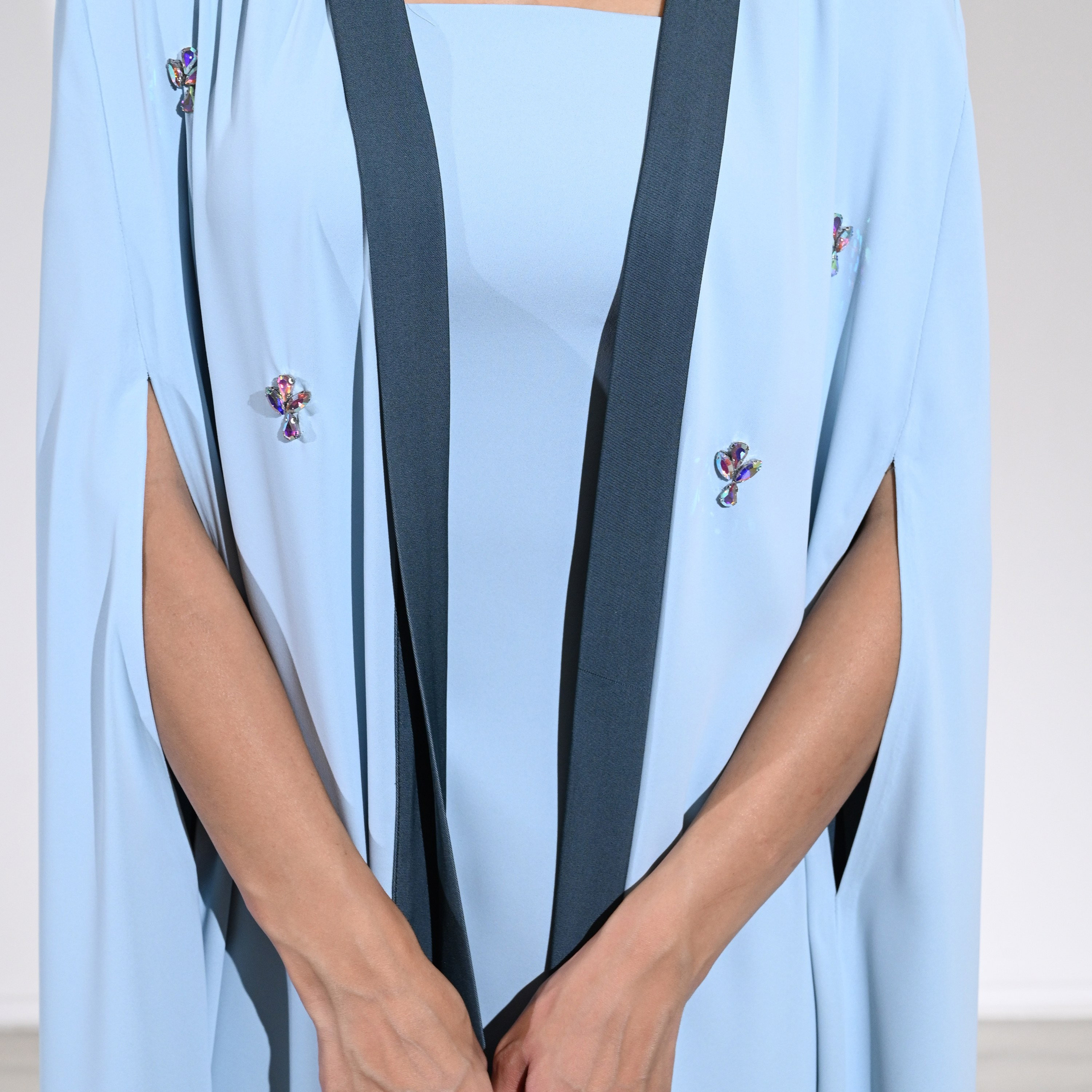 طقم سهرة نسائي مكون من قطعتين من الكريب بتطريز كريستالي وأكمام كاب علوية من أكاديا-women-clothing-dresses-image-15
