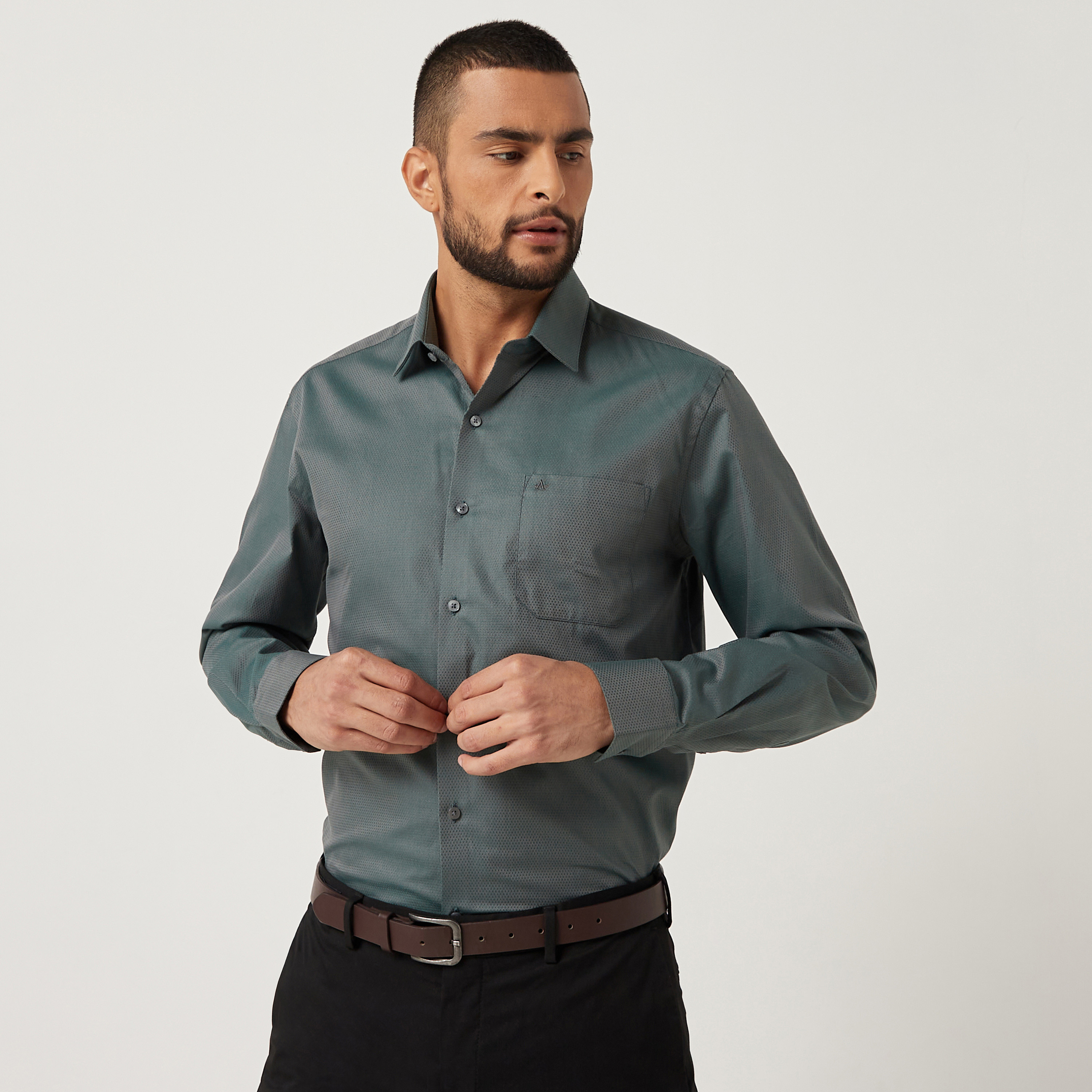 قميص فارمل بأكمام طويلة وياقة بتصميم ذاتي باللون الأخضر للرجال من آیرو-men-clothing-shirts-image-1