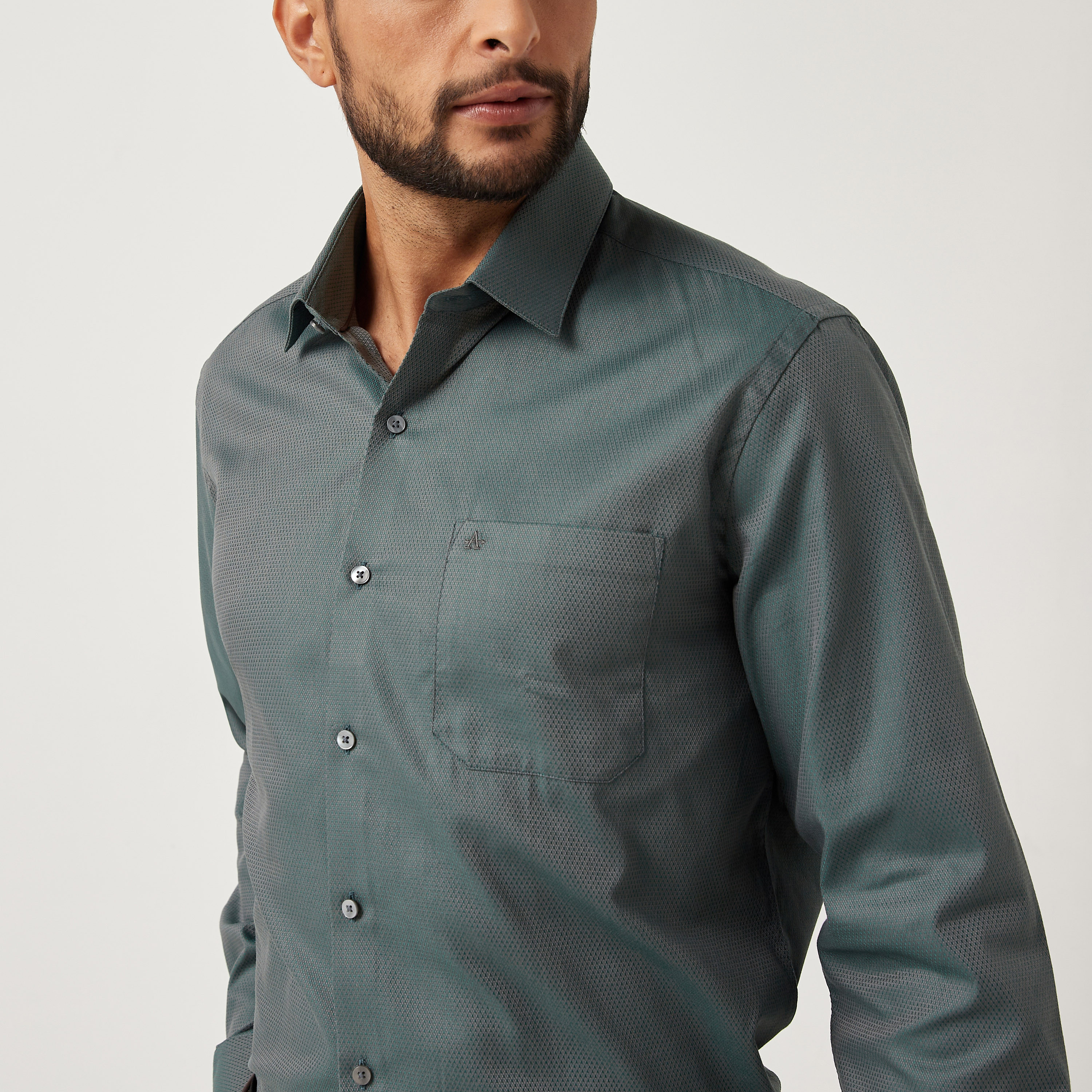 قميص فارمل بأكمام طويلة وياقة بتصميم ذاتي باللون الأخضر للرجال من آیرو-men-clothing-shirts-image-2