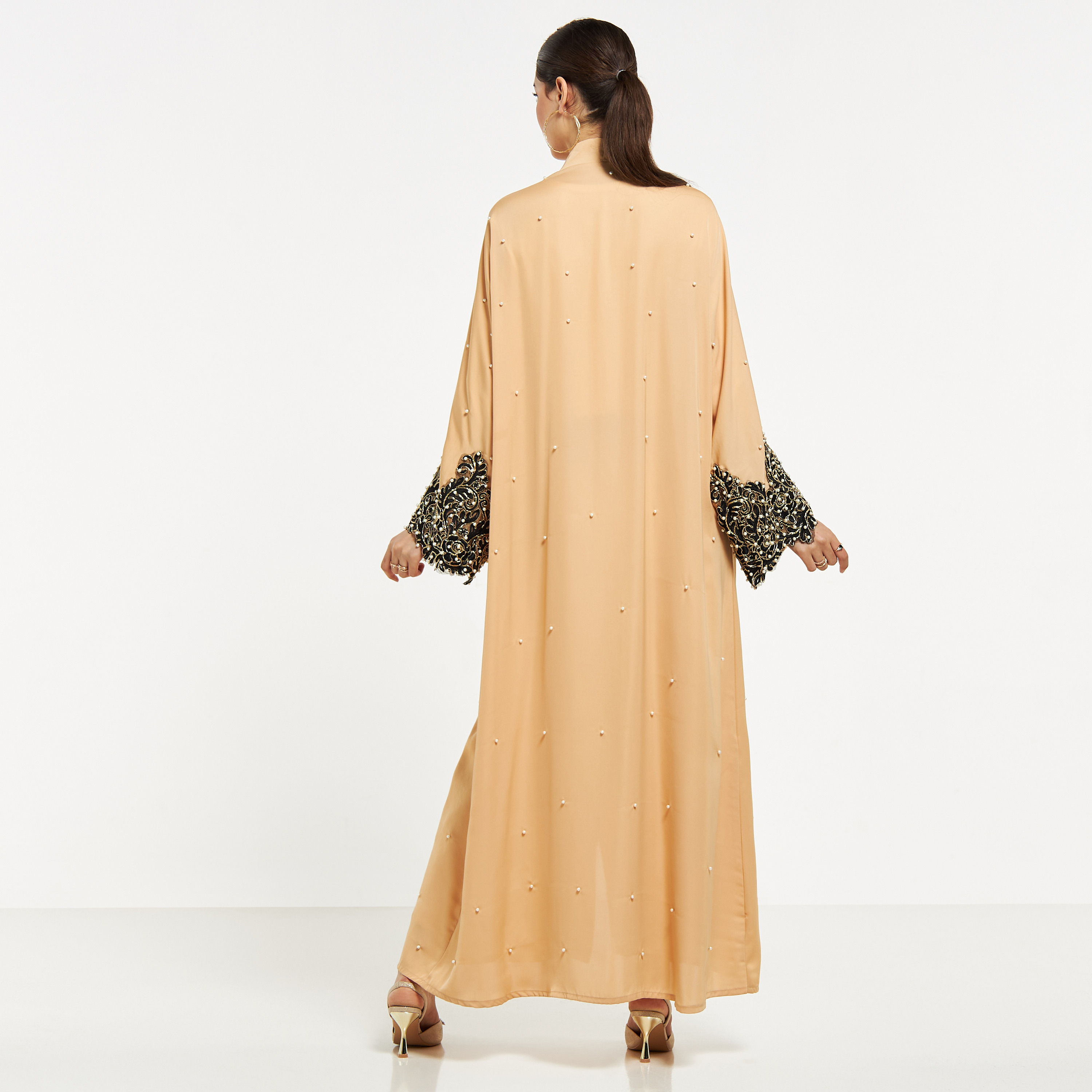 عباية مطرزة ومزيّنة باللؤلؤ مع حجاب من نُخبة-women-arabicclothing-abayas-image-15