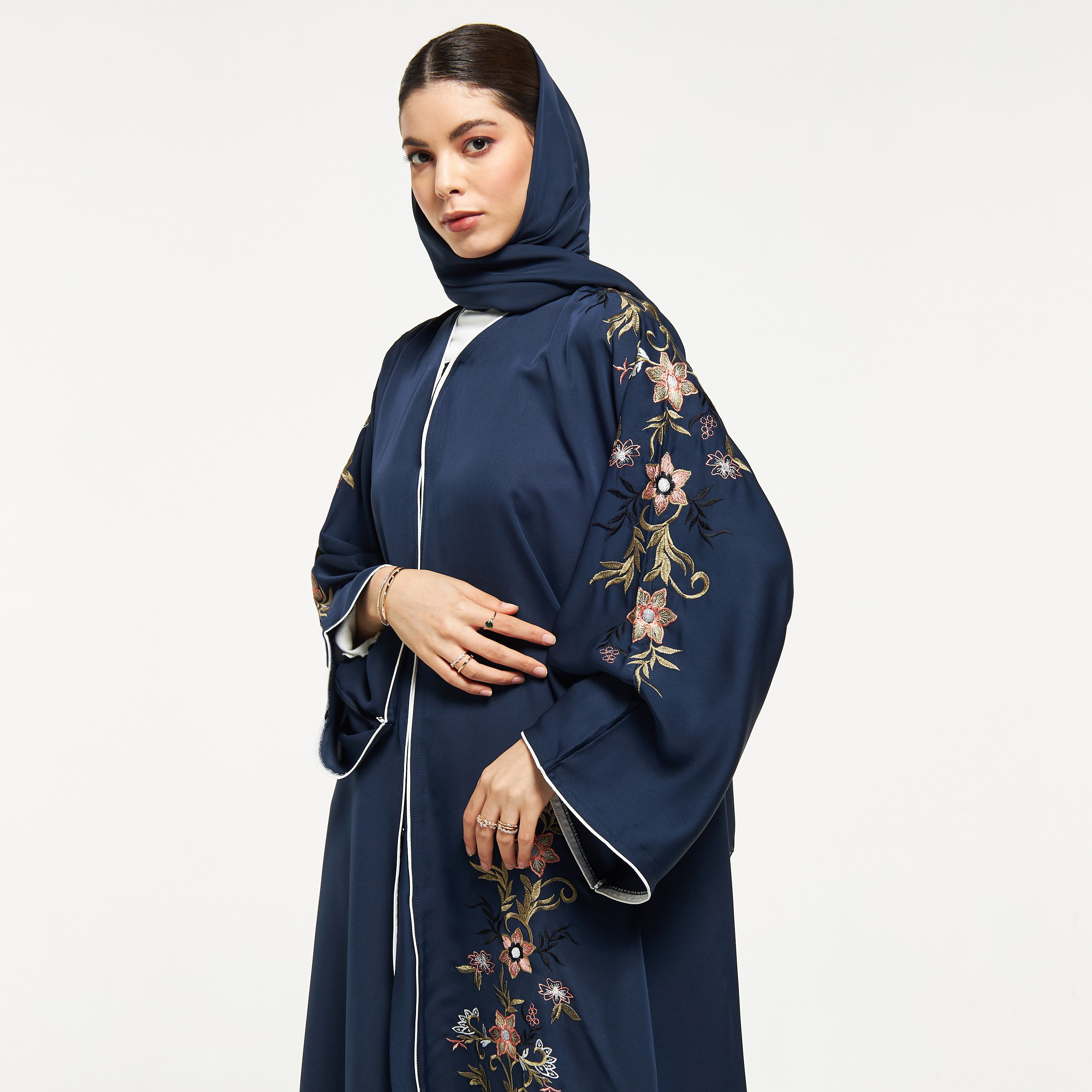 عباية مطرّزة بحجاب من نُخبة-women-arabicclothing-abayas-image-7