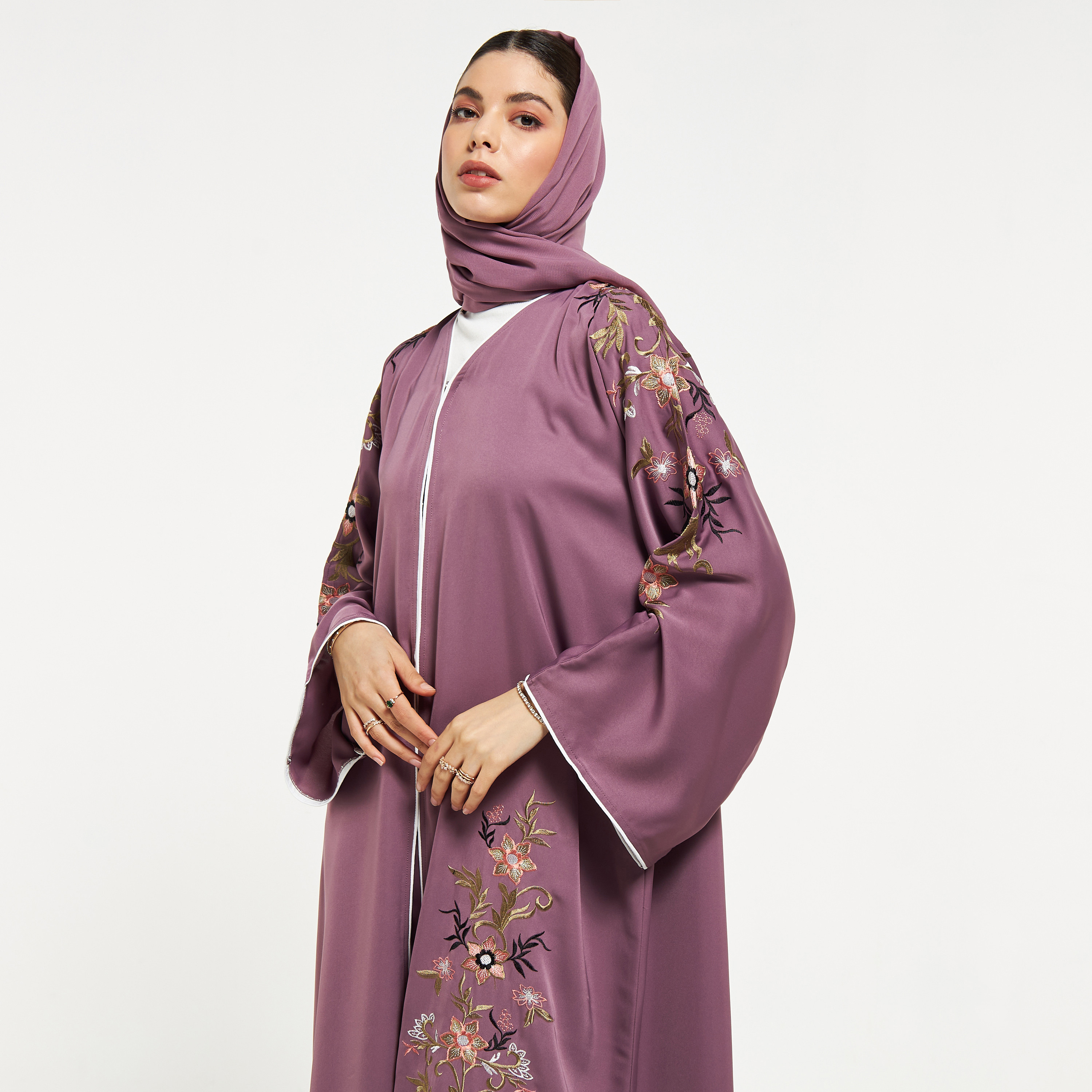 عباية مطرّزة بحجاب من نُخبة-women-arabicclothing-abayas-image-12