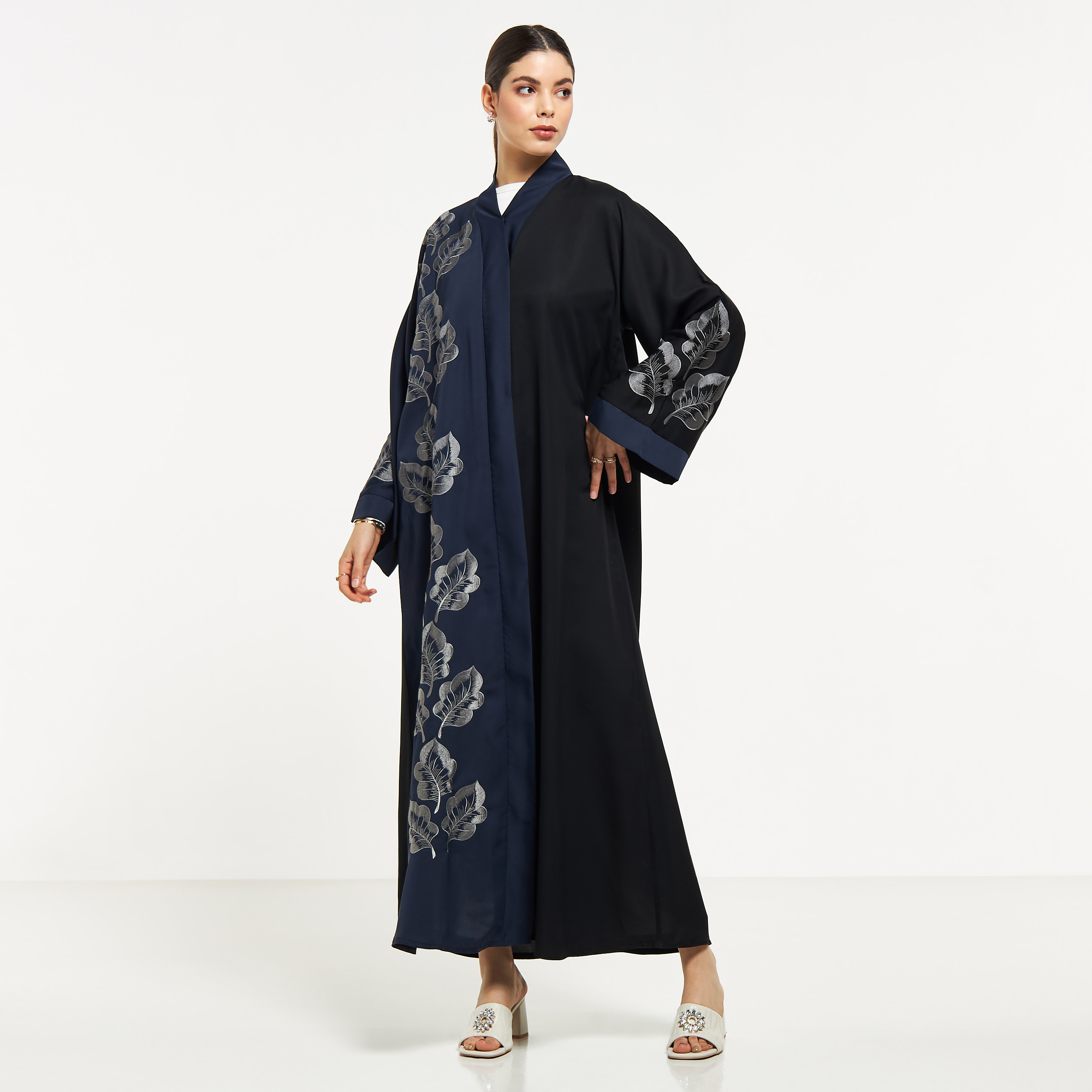 عباية بتطريز ورق شجر مع حجاب من نُخبة-women-arabicclothing-abayas-image-1