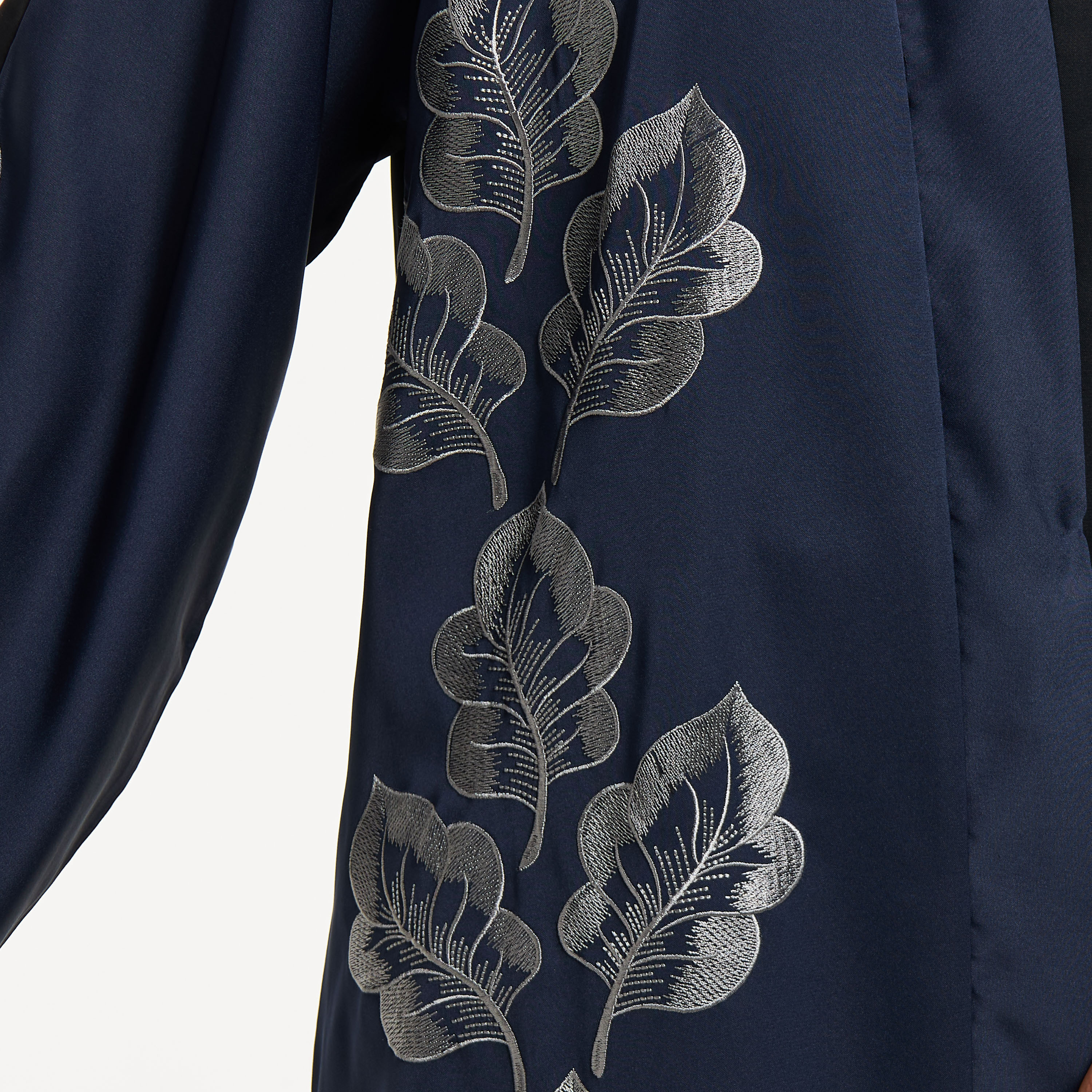 عباية بتطريز ورق شجر مع حجاب من نُخبة-women-arabicclothing-abayas-image-3