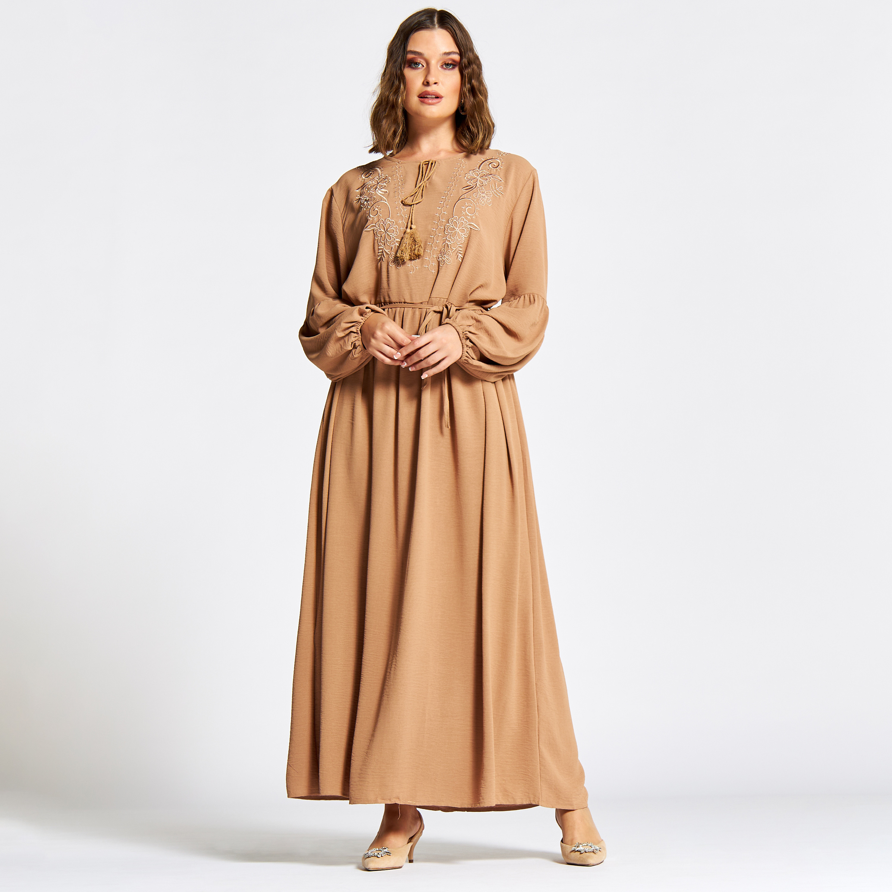 جلابية مطرزة بأربطة وأكمام طويلة من نُخبة-women-arabicclothing-jalabiyas-image-2