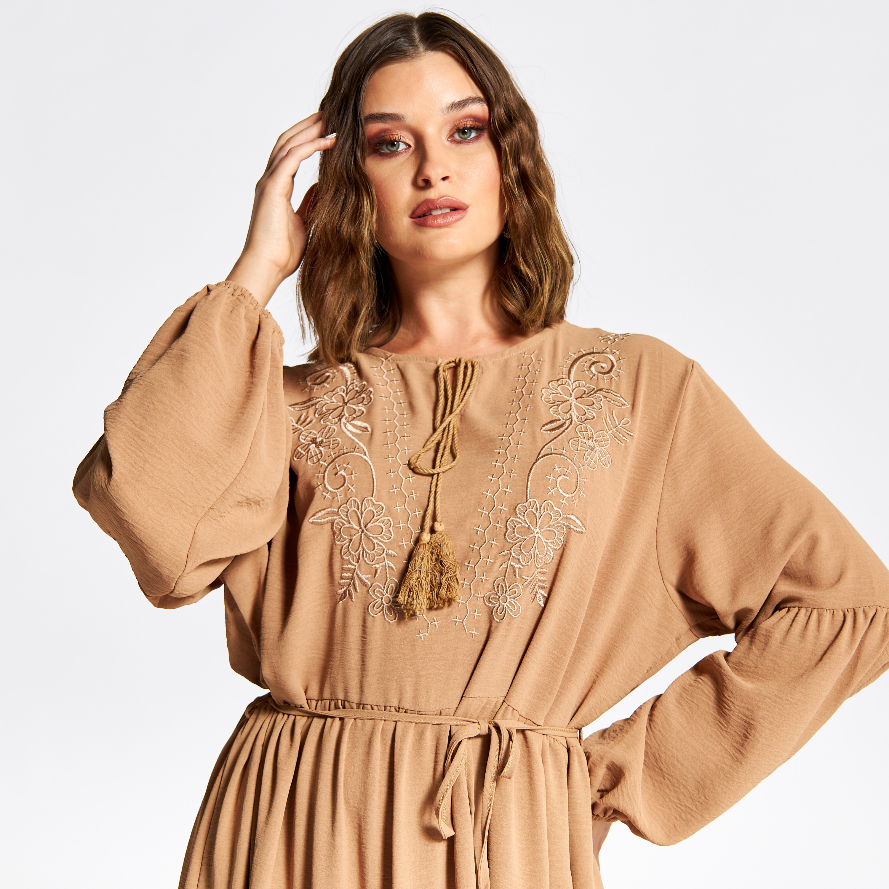 جلابية مطرزة بأربطة وأكمام طويلة من نُخبة-women-arabicclothing-jalabiyas-image-3