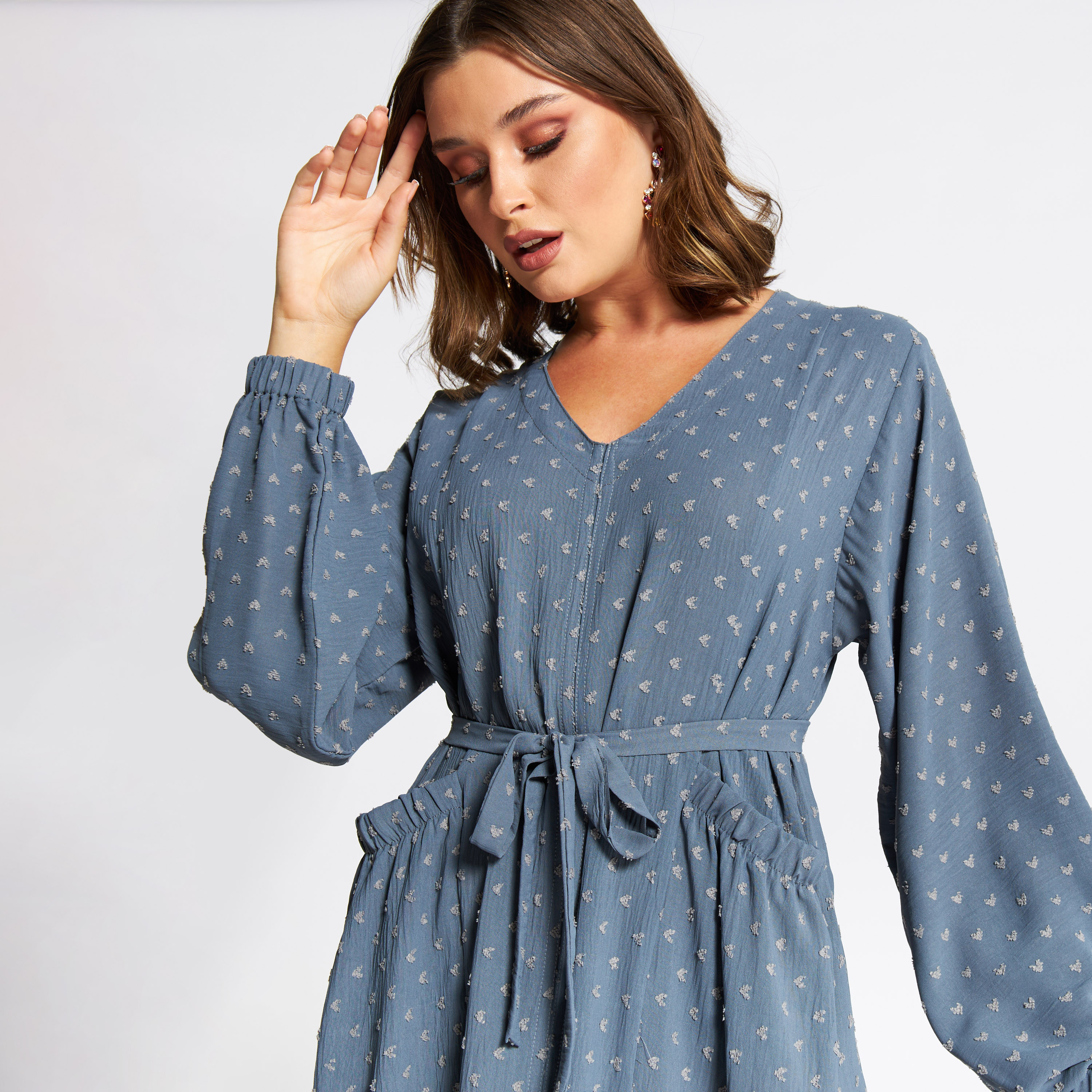 جلابية بياقة v مطرزة وأربطة وجيوب من نُخبة-women-arabicclothing-jalabiyas-image-3