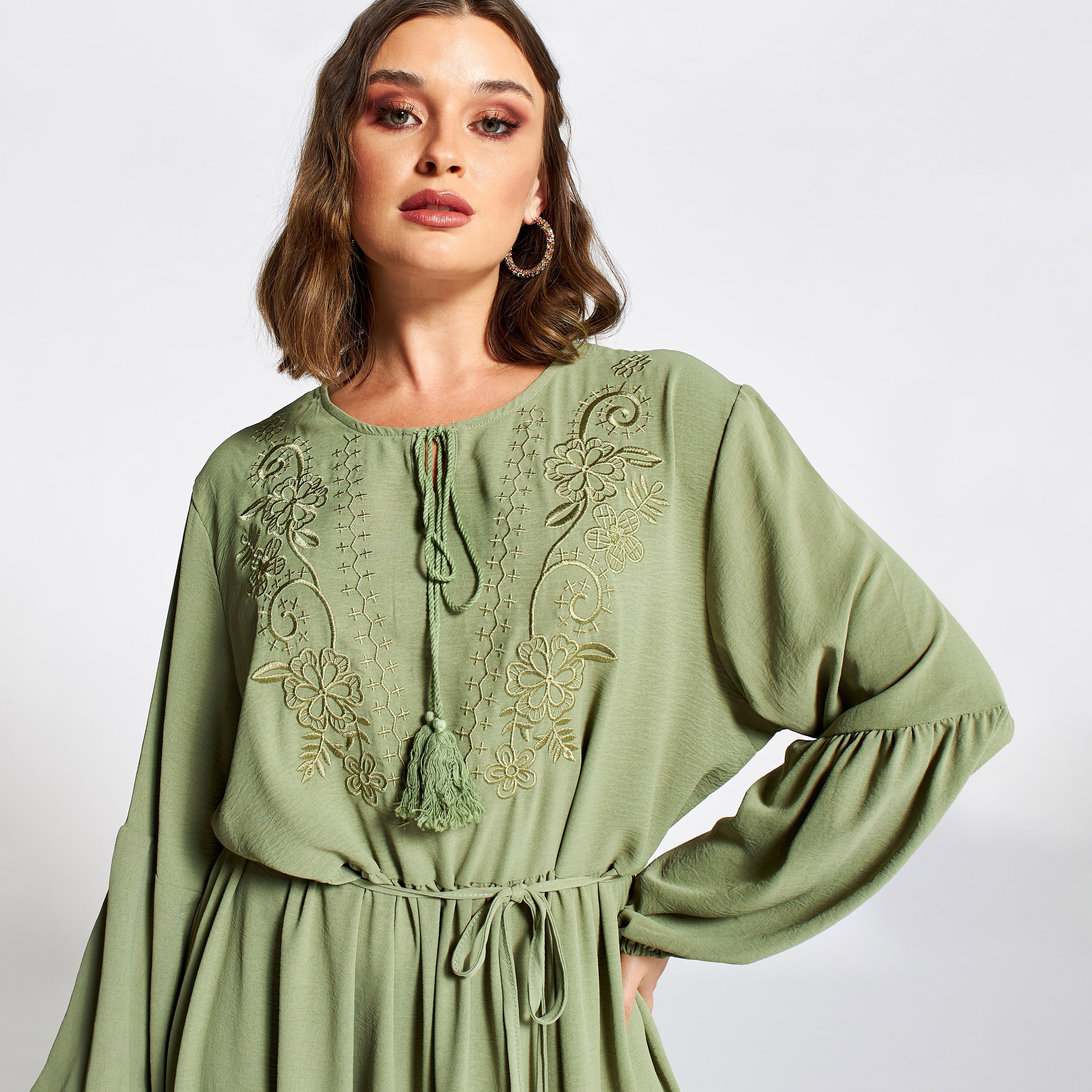 جلابية مطرزة بحزام من نُخبة-women-arabicclothing-jalabiyas-image-3
