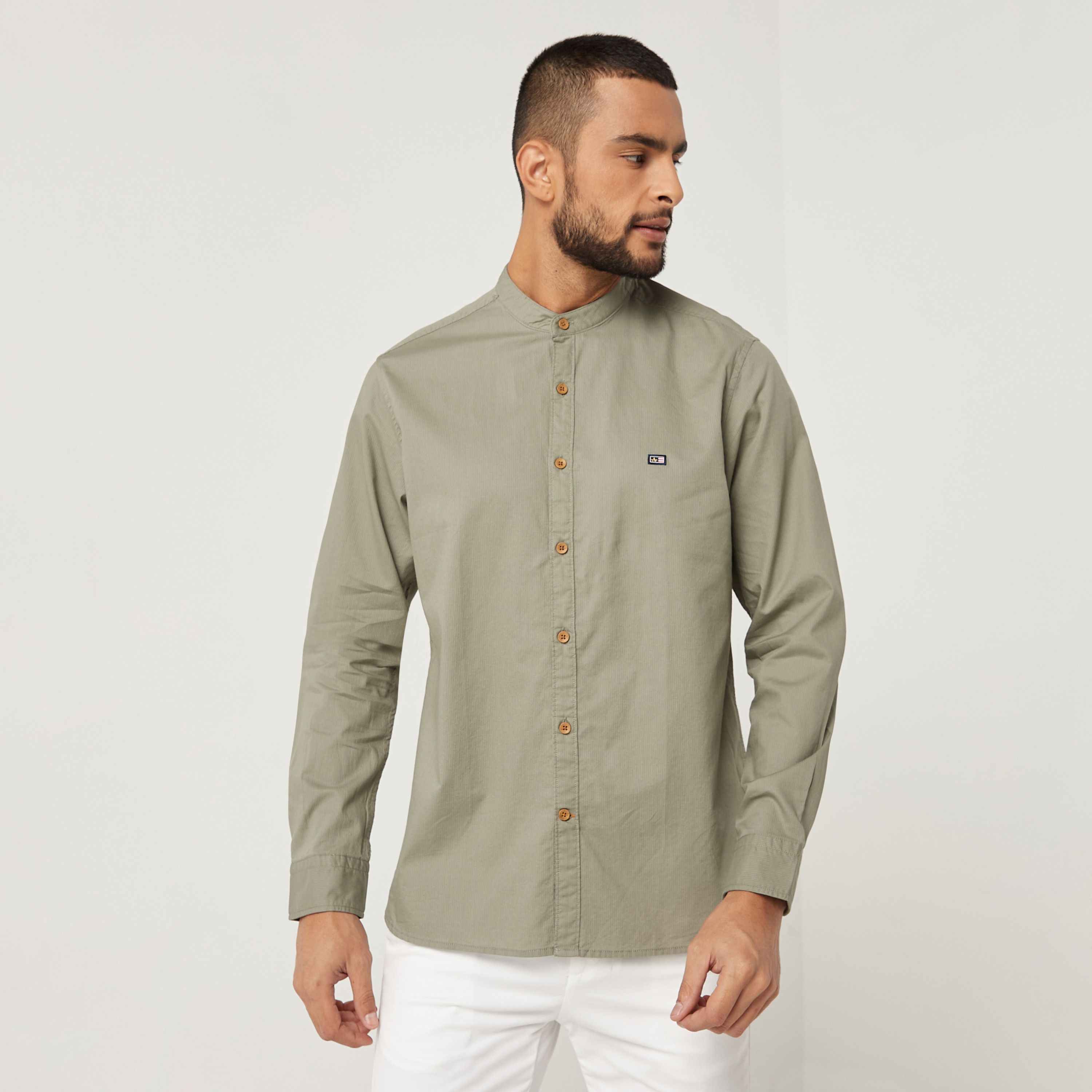 قميص كاجوال بأكمام طويلة وياقة من ماندرين بتصميم ذاتي باللون الأخضر للرجال من آیرو-men-clothing-shirts-image-1