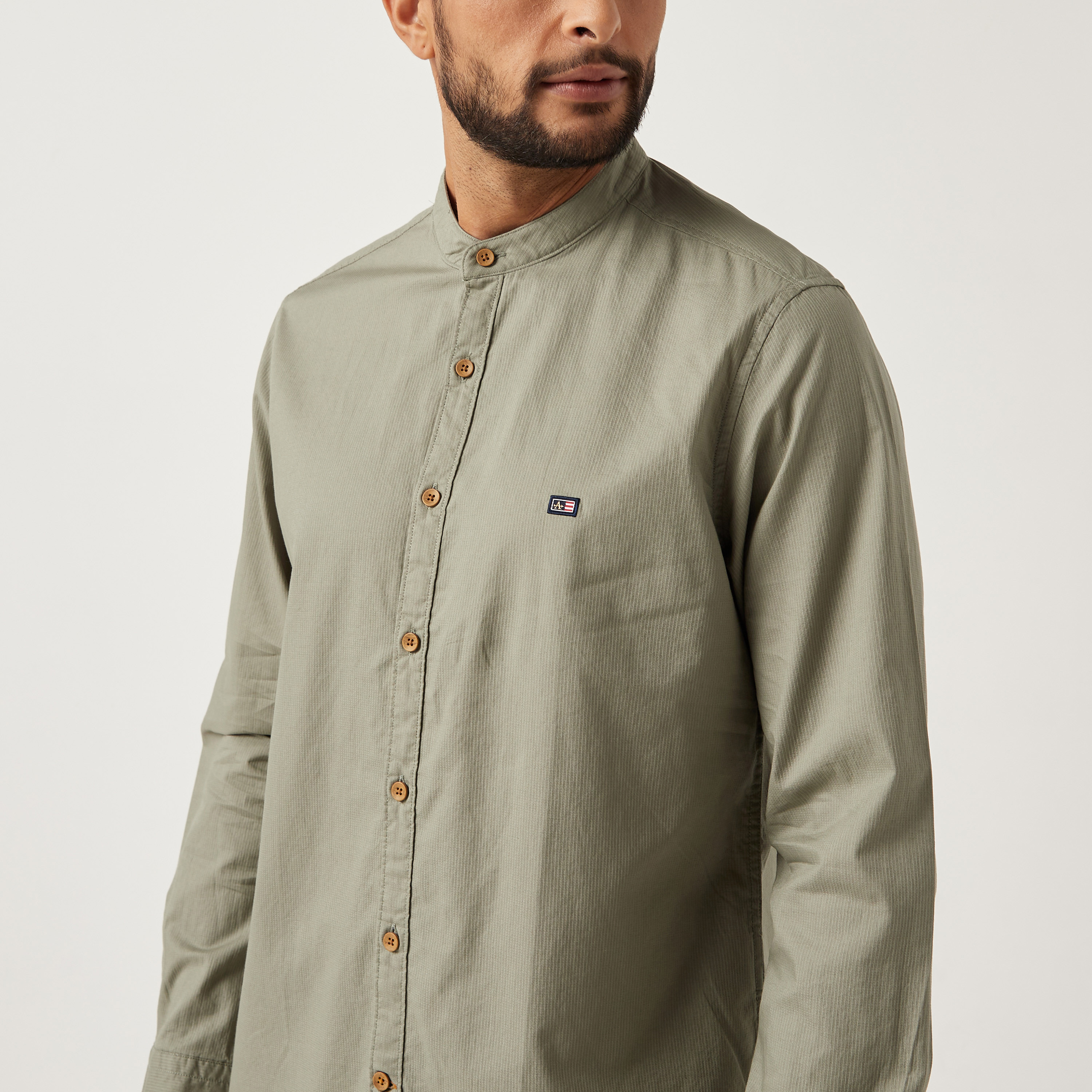 قميص كاجوال بأكمام طويلة وياقة من ماندرين بتصميم ذاتي باللون الأخضر للرجال من آیرو-men-clothing-shirts-image-2