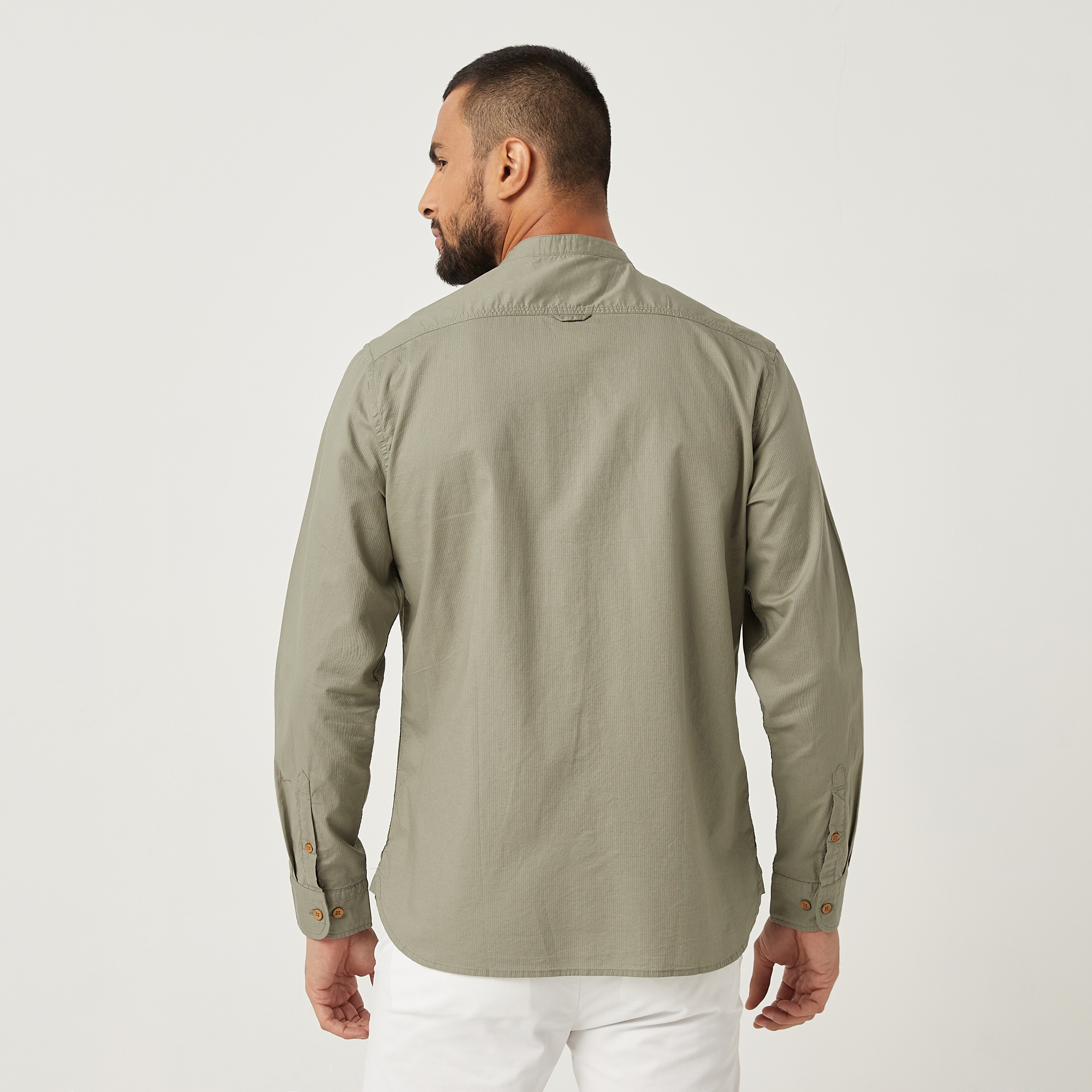 قميص كاجوال بأكمام طويلة وياقة من ماندرين بتصميم ذاتي باللون الأخضر للرجال من آیرو-men-clothing-shirts-image-3