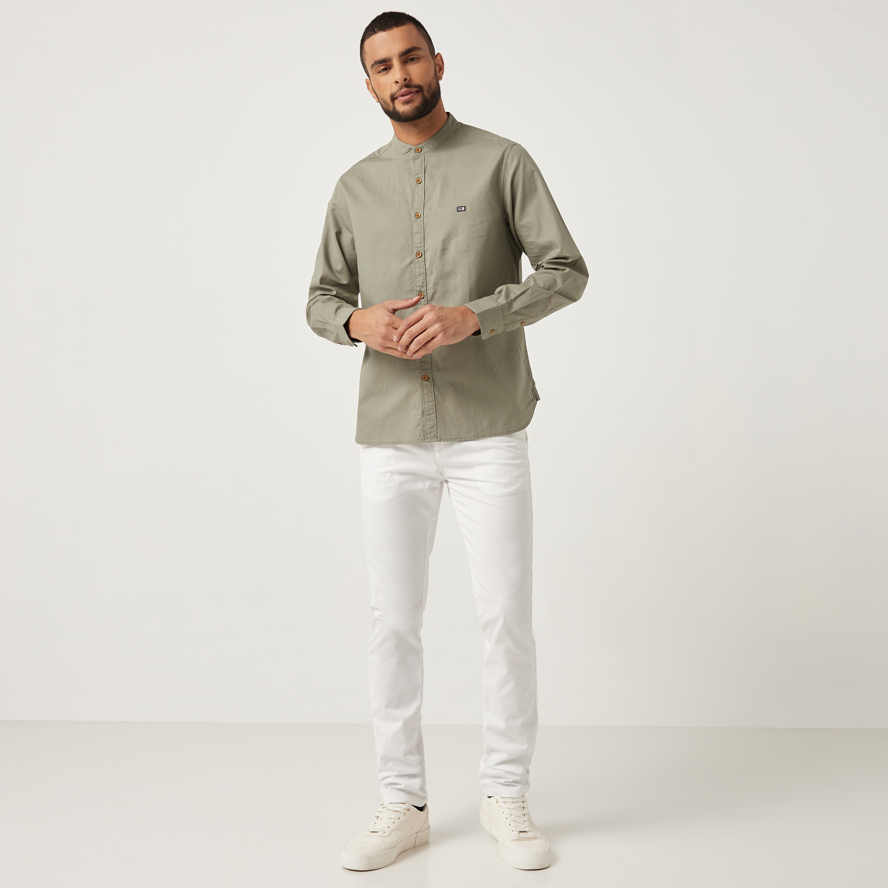 قميص كاجوال بأكمام طويلة وياقة من ماندرين بتصميم ذاتي باللون الأخضر للرجال من آیرو-men-clothing-shirts-image-4