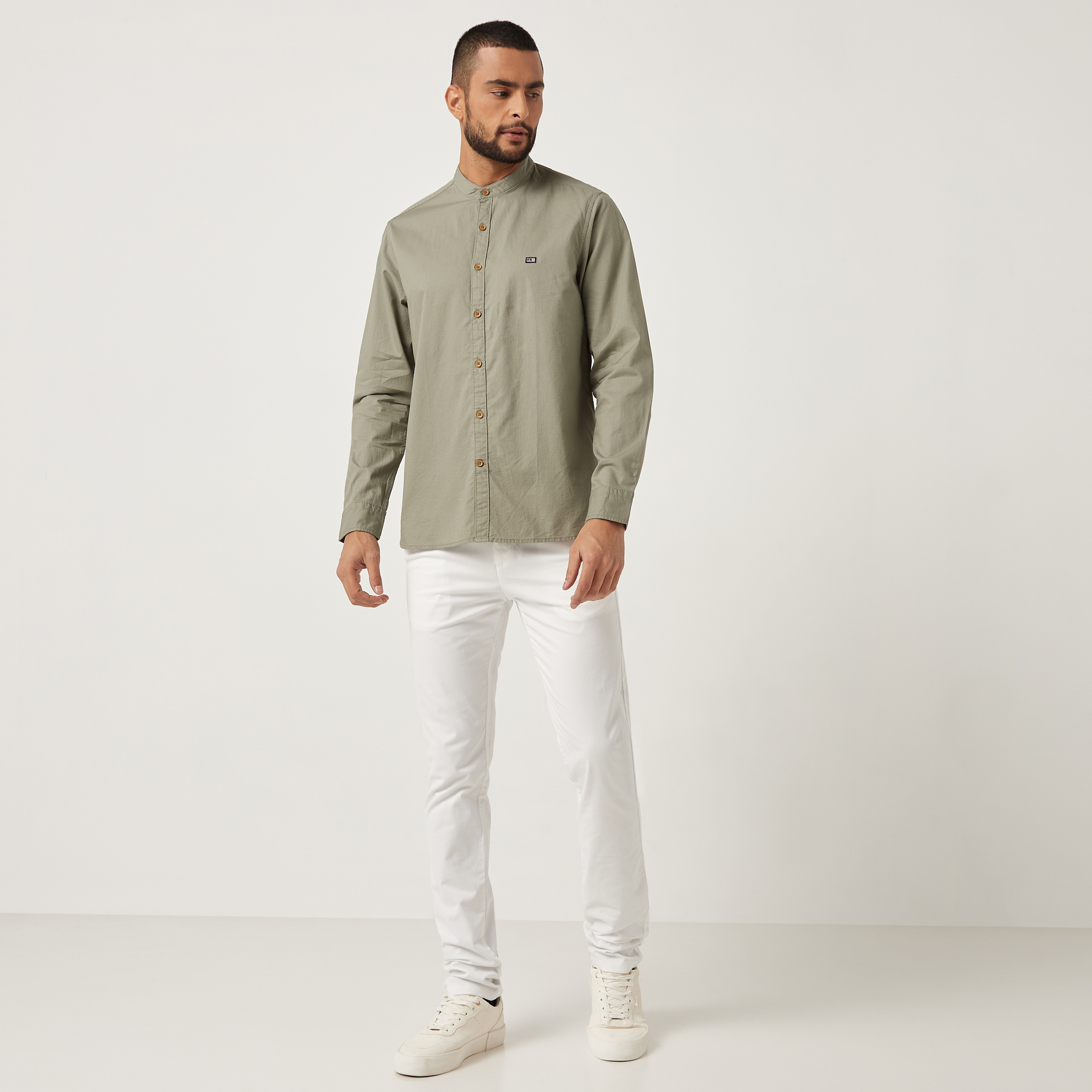 قميص كاجوال بأكمام طويلة وياقة من ماندرين بتصميم ذاتي باللون الأخضر للرجال من آیرو-men-clothing-shirts-image-5
