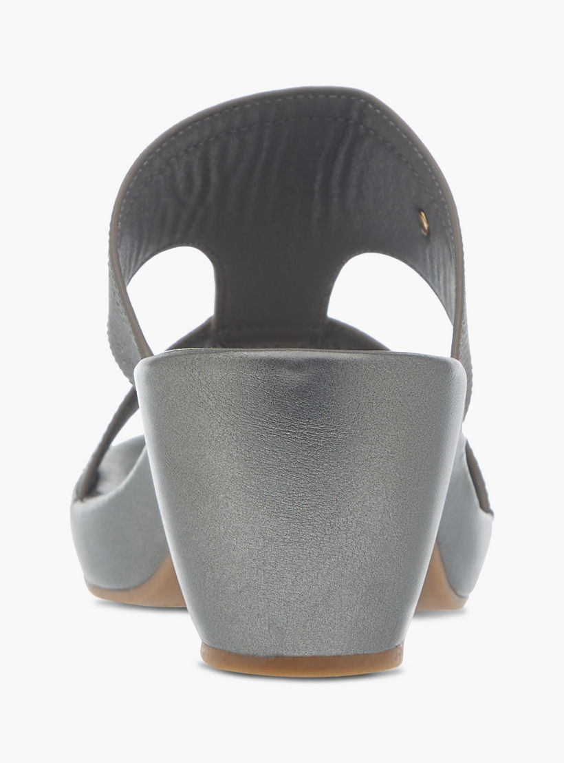 صندل مريح بارز الملمس سهل الارتداء بكعب عريض من فلورا بيلا-women-shoes-sandals-heeled-image-5