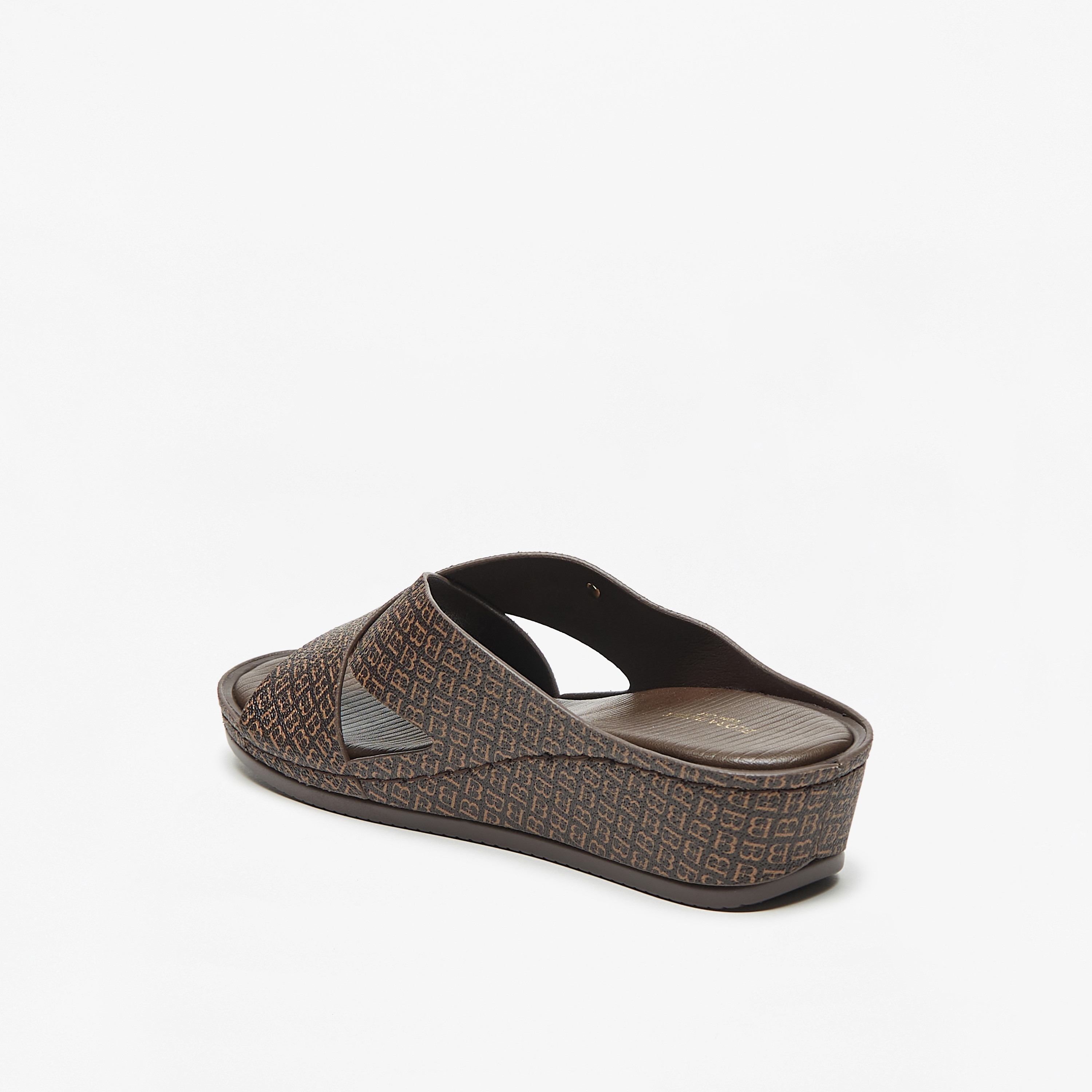 صندل سهل الارتداء بحزام متقاطع وكعب سميك وطبعات شعار من فلورا بيلا-women-shoes-sandals-heeled-image-2