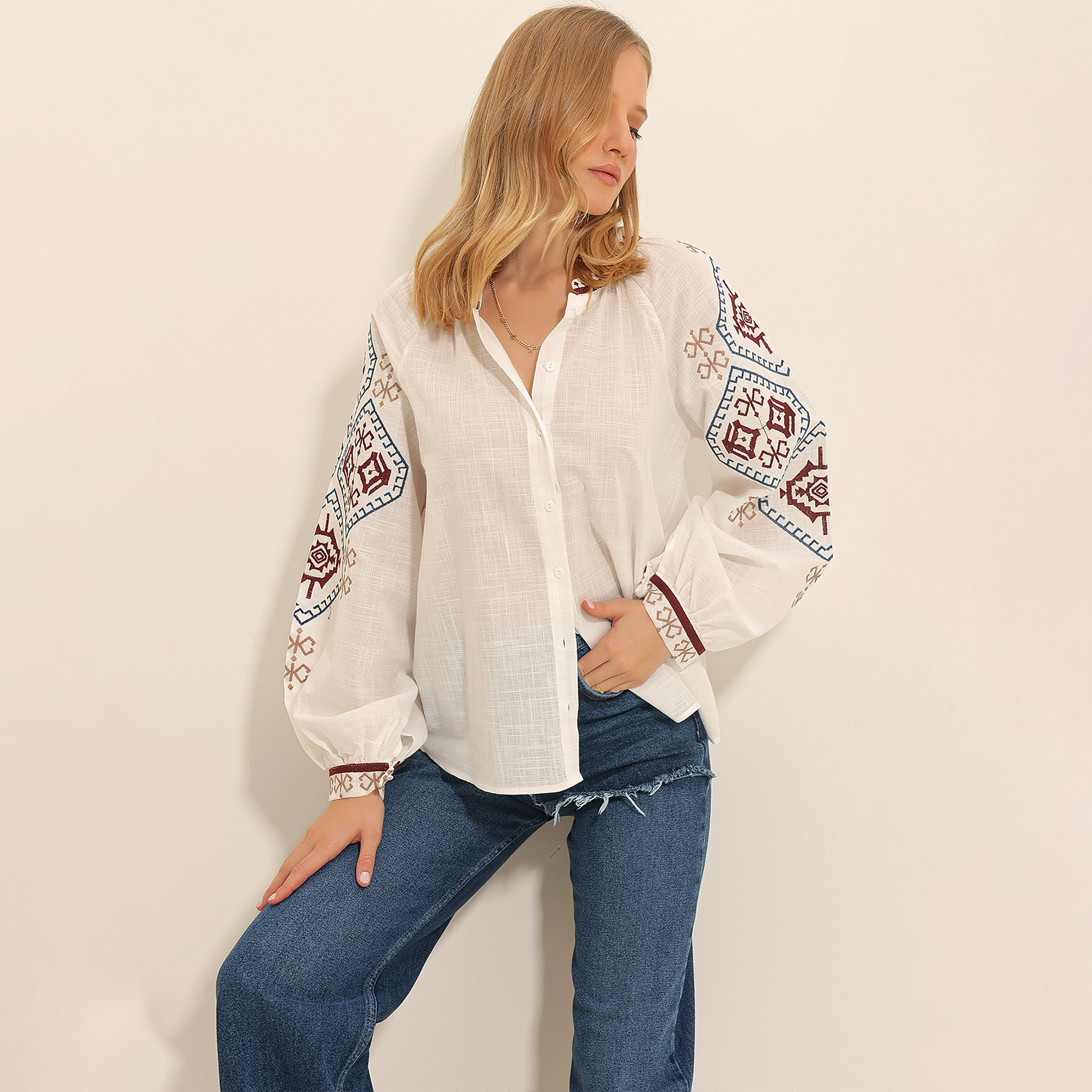 تريند ألاجاتي ستايل قميص نسائي أبيض مطرّز بدون ياقة وأكمام بالون-women-clothing-shirtsandblouses-shirts-image-2