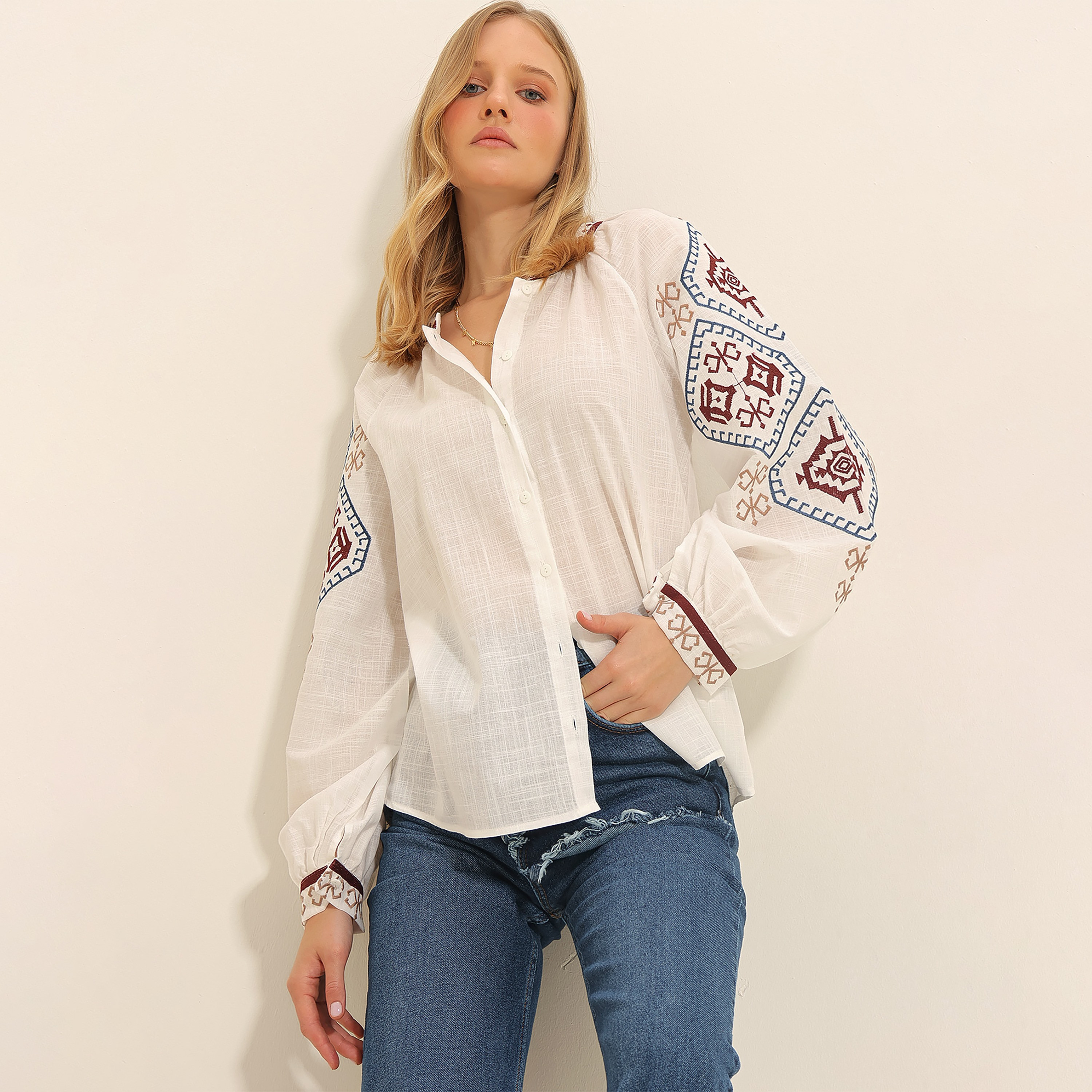 تريند ألاجاتي ستايل قميص نسائي أبيض مطرّز بدون ياقة وأكمام بالون-women-clothing-shirtsandblouses-shirts-image-3