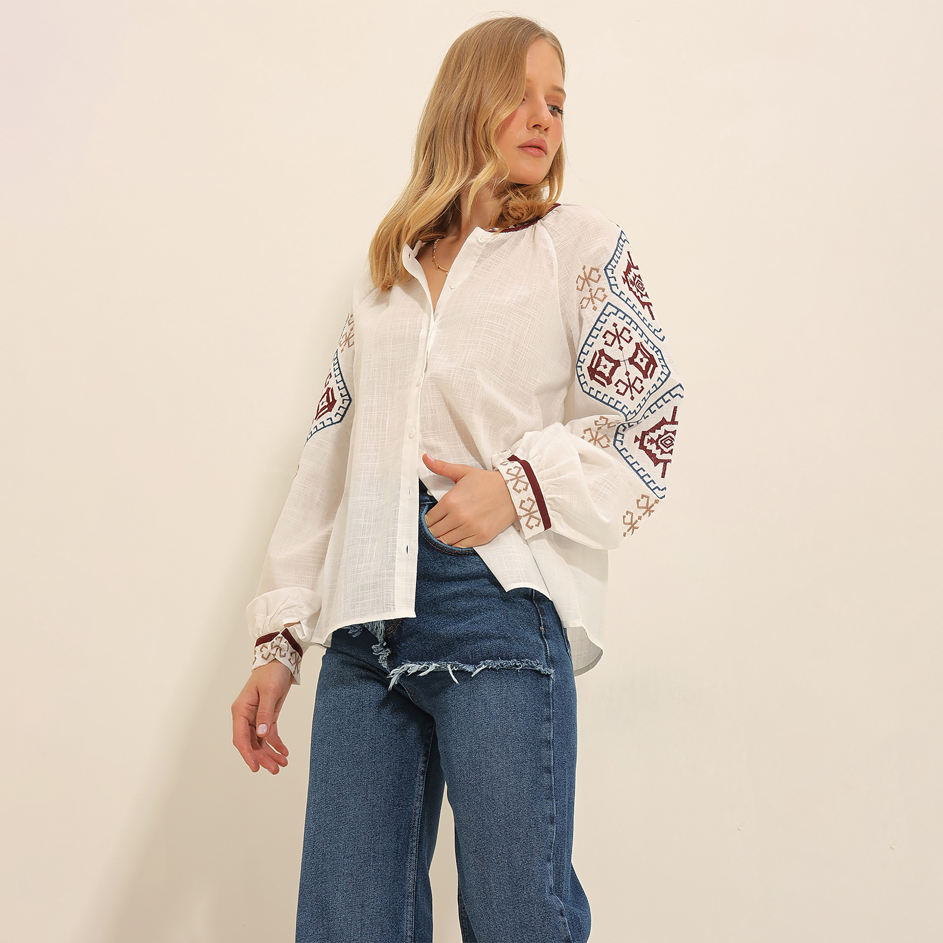 تريند ألاجاتي ستايل قميص نسائي أبيض مطرّز بدون ياقة وأكمام بالون-women-clothing-shirtsandblouses-shirts-image-4