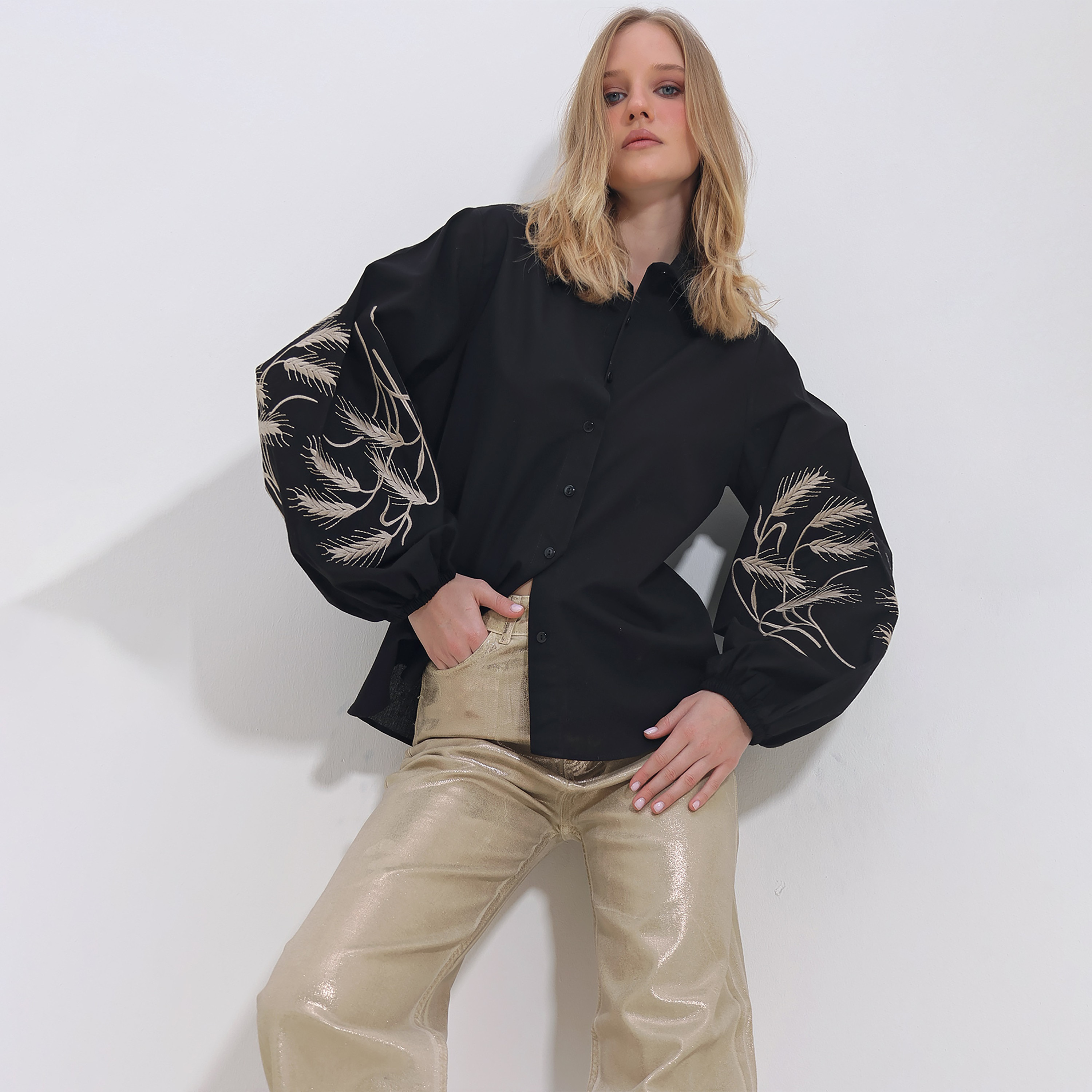 تريند ألاجاتي ستايل قميص نسائي أسود مطرّز بياقة وأكمام بالون-women-clothing-shirtsandblouses-shirts-image-1