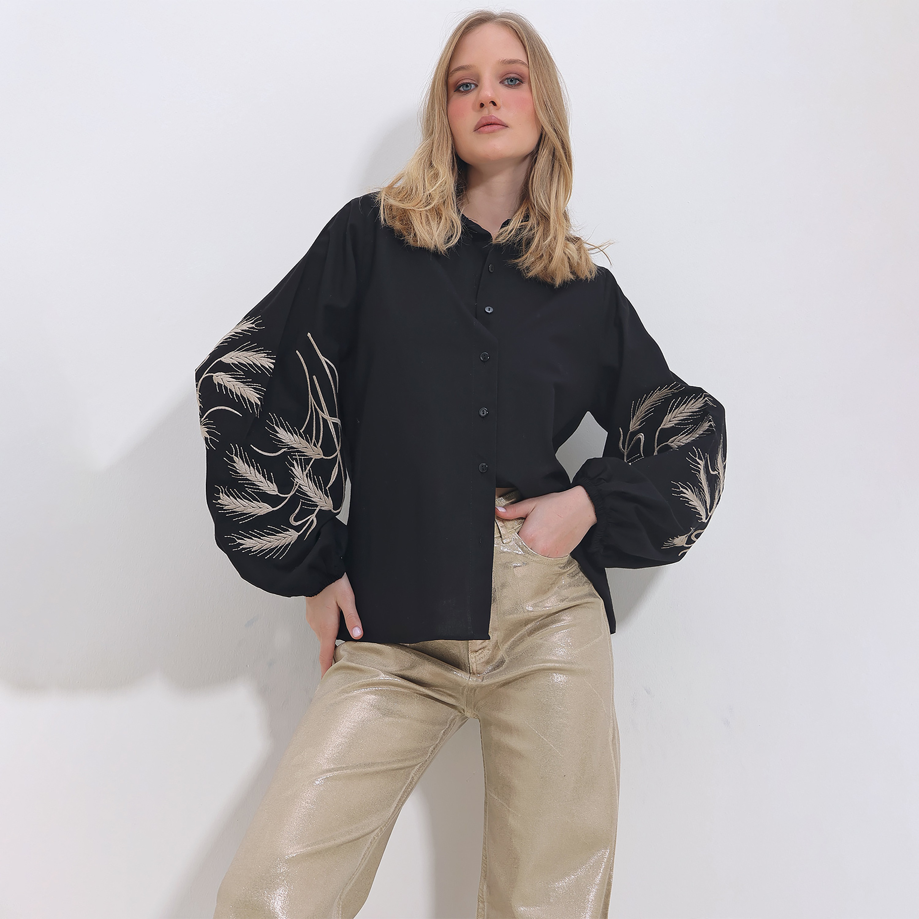 تريند ألاجاتي ستايل قميص نسائي أسود مطرّز بياقة وأكمام بالون-women-clothing-shirtsandblouses-shirts-image-2