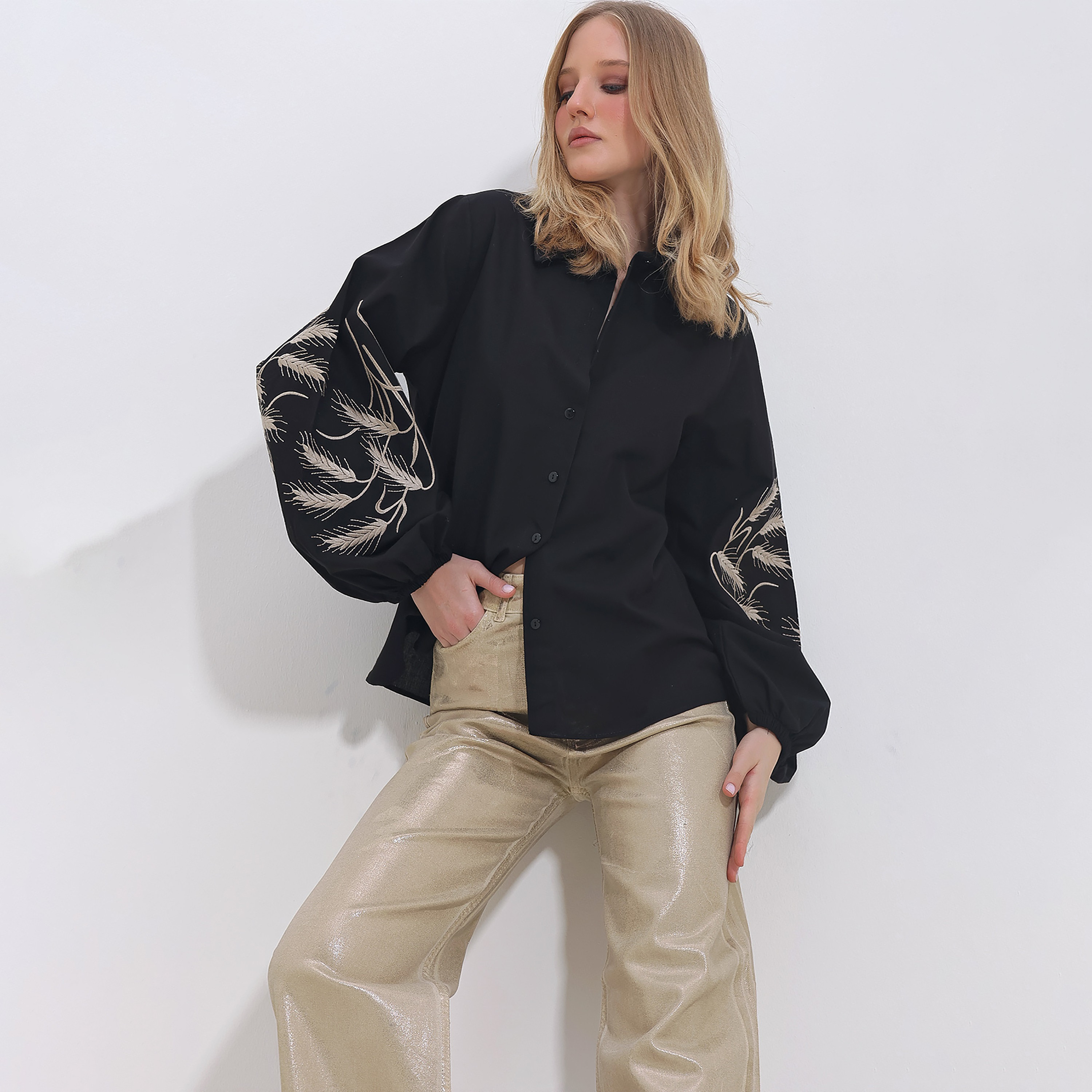 تريند ألاجاتي ستايل قميص نسائي أسود مطرّز بياقة وأكمام بالون-women-clothing-shirtsandblouses-shirts-image-3