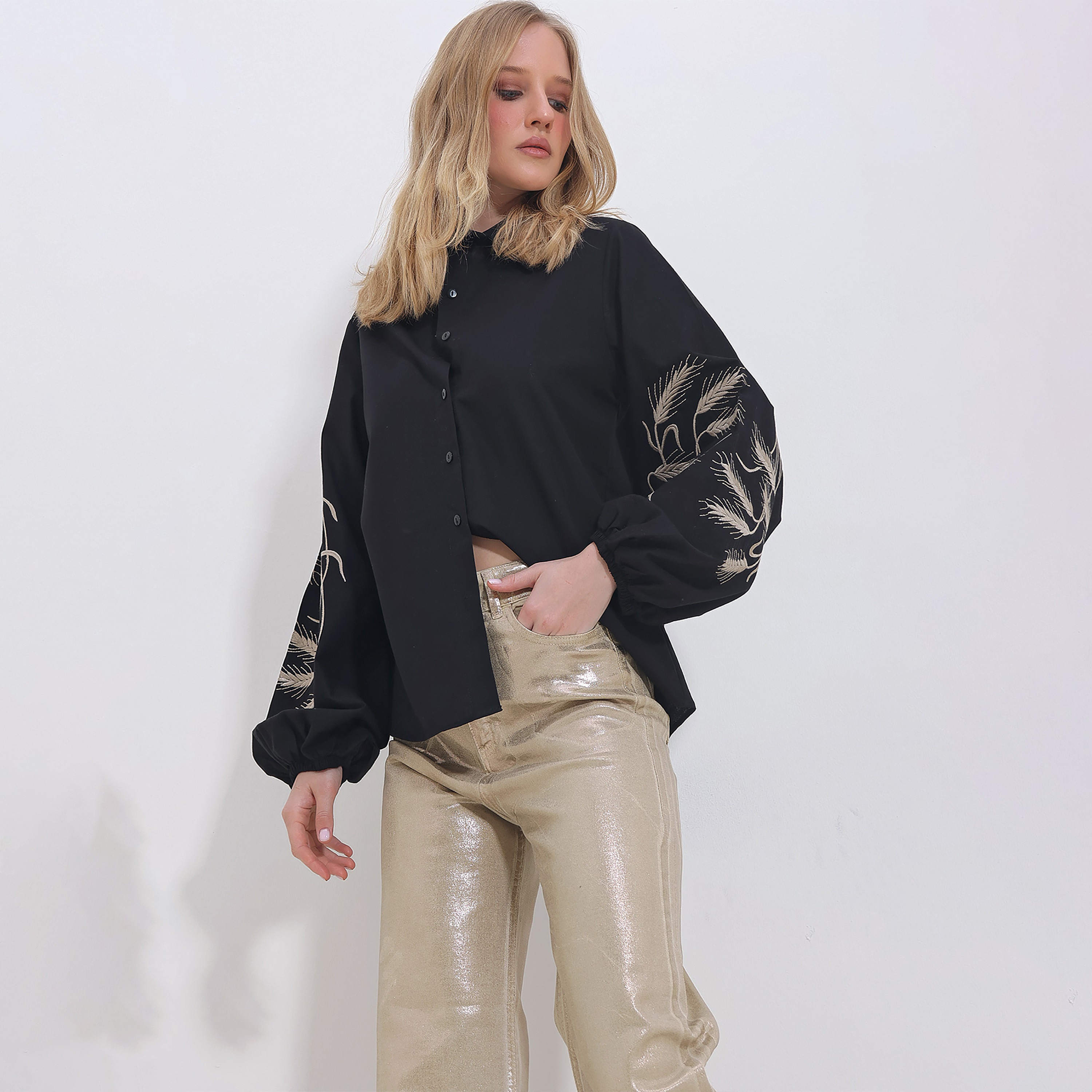 تريند ألاجاتي ستايل قميص نسائي أسود مطرّز بياقة وأكمام بالون-women-clothing-shirtsandblouses-shirts-image-4