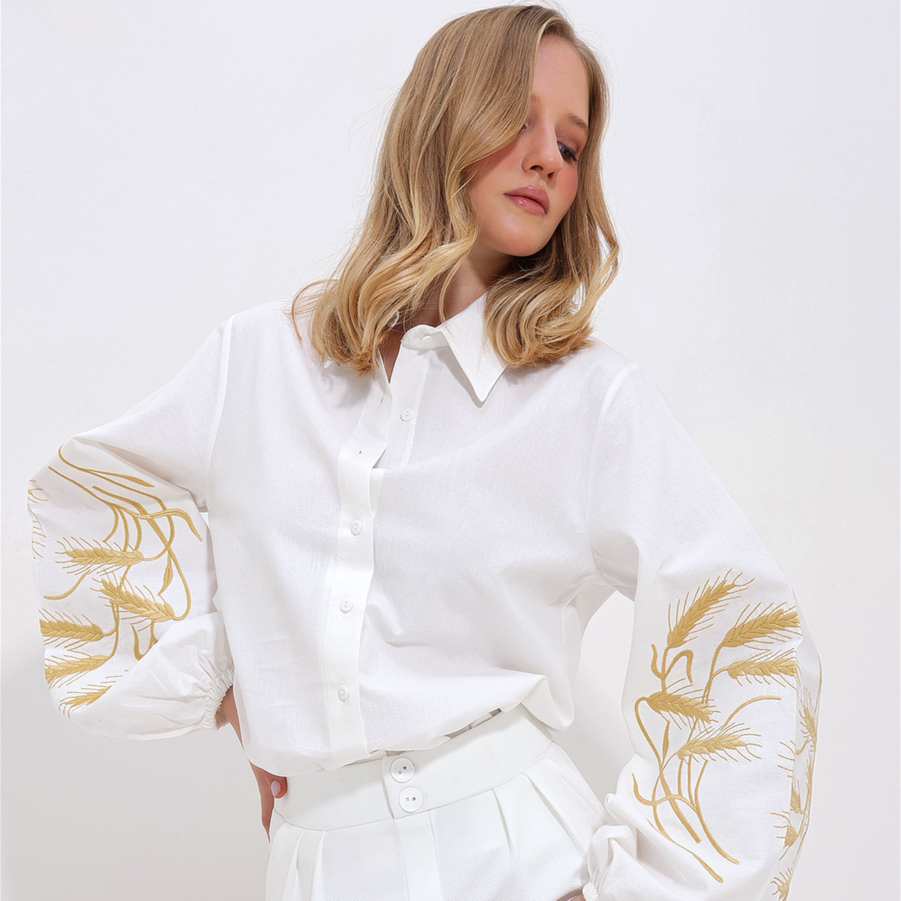 تريند ألاجاتي ستايل قميص نسائي من البوبلين المطرّز بأكمام بالون-women-clothing-shirtsandblouses-shirts-image-2