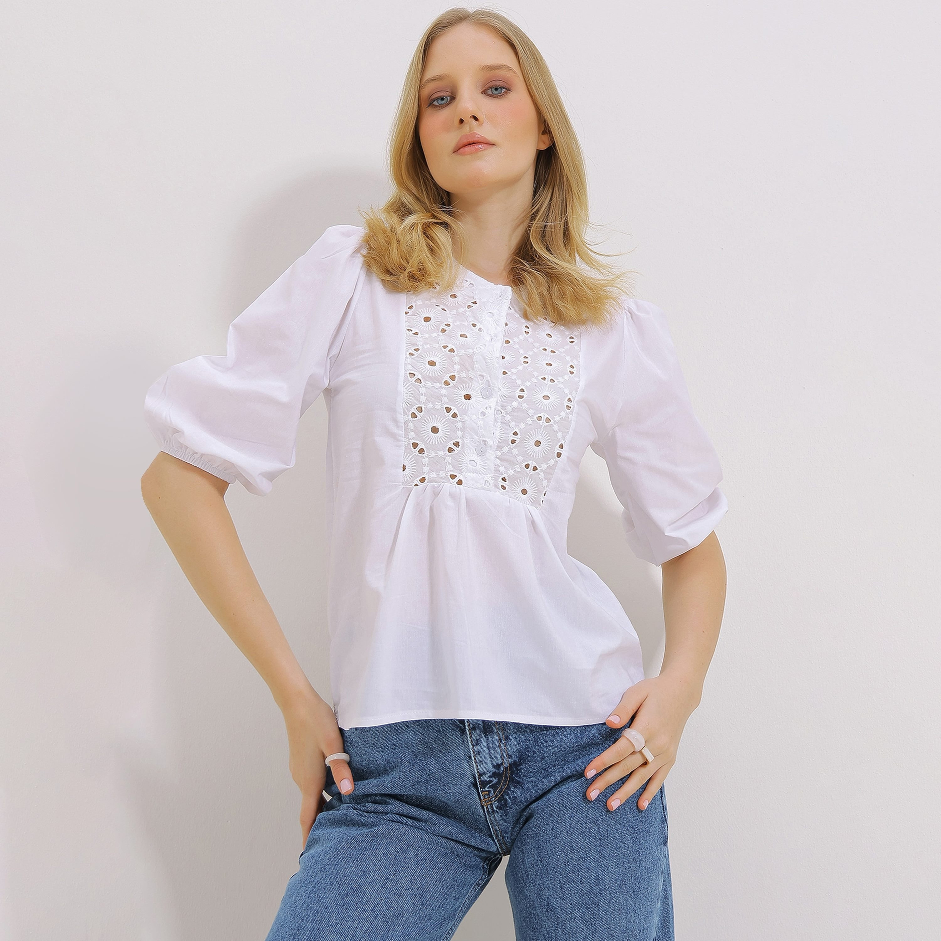 تريند ألاجاتي ستايل بلوزة نسائية بيضاء بأكمام منفوخة وأساور مطاطية-women-clothing-shirtsandblouses-blouses-image-1