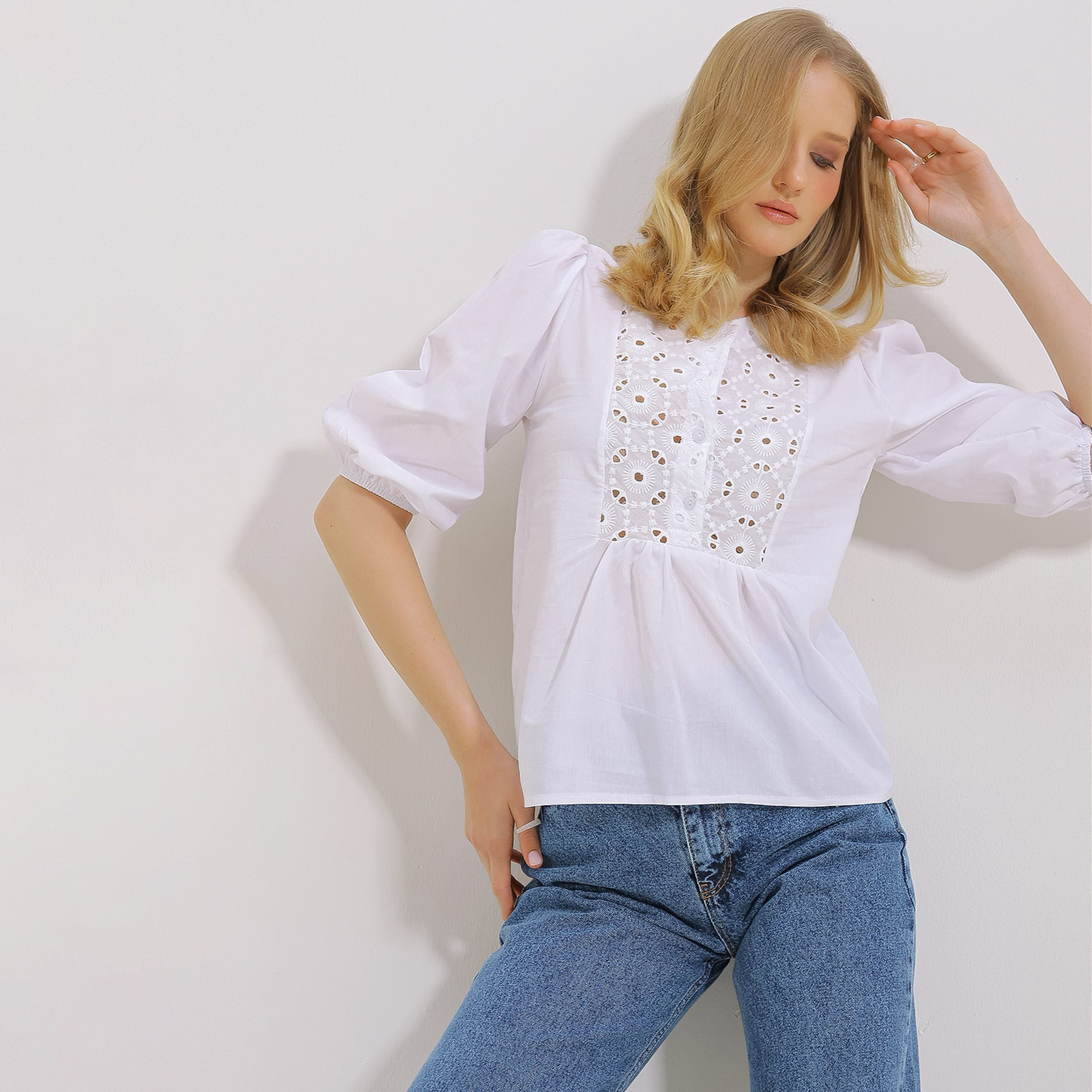 تريند ألاجاتي ستايل بلوزة نسائية بيضاء بأكمام منفوخة وأساور مطاطية-women-clothing-shirtsandblouses-blouses-image-2