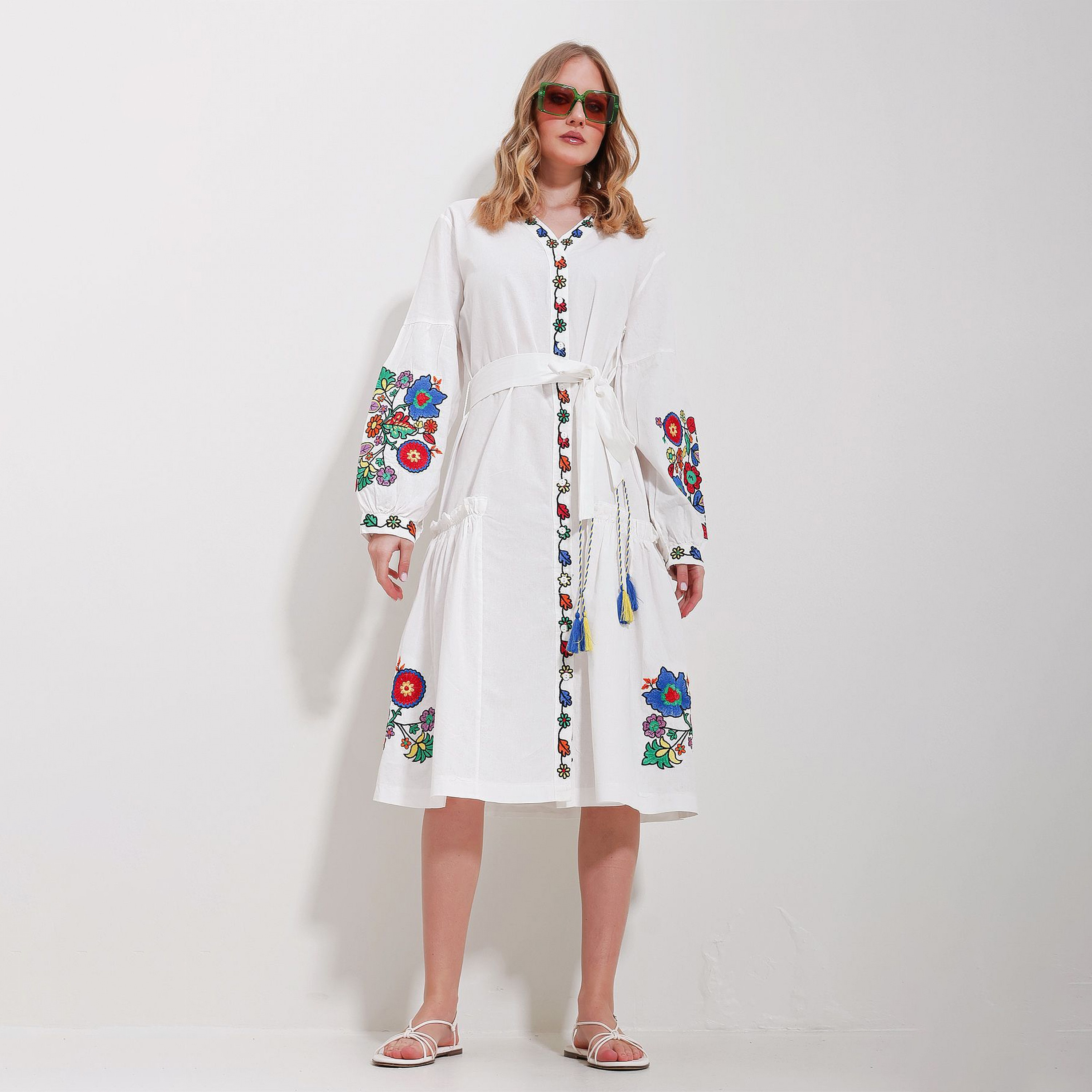 تريند ألاجاتي ستايل فستان ميدي نسائي أبيض بتطريز زهور وأكمام بالون مع حزام-women-clothing-dresses-image-1