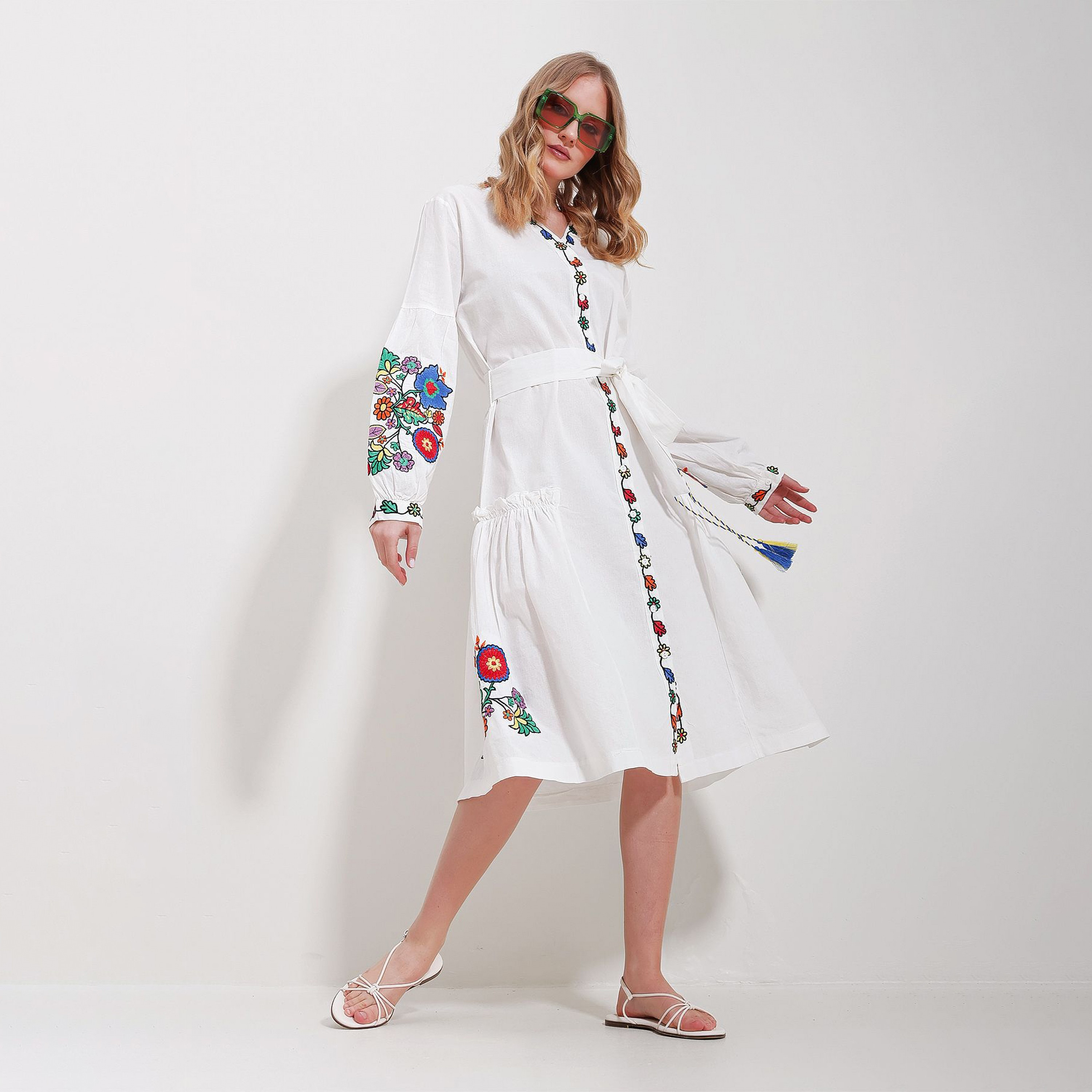 تريند ألاجاتي ستايل فستان ميدي نسائي أبيض بتطريز زهور وأكمام بالون مع حزام-women-clothing-dresses-image-2