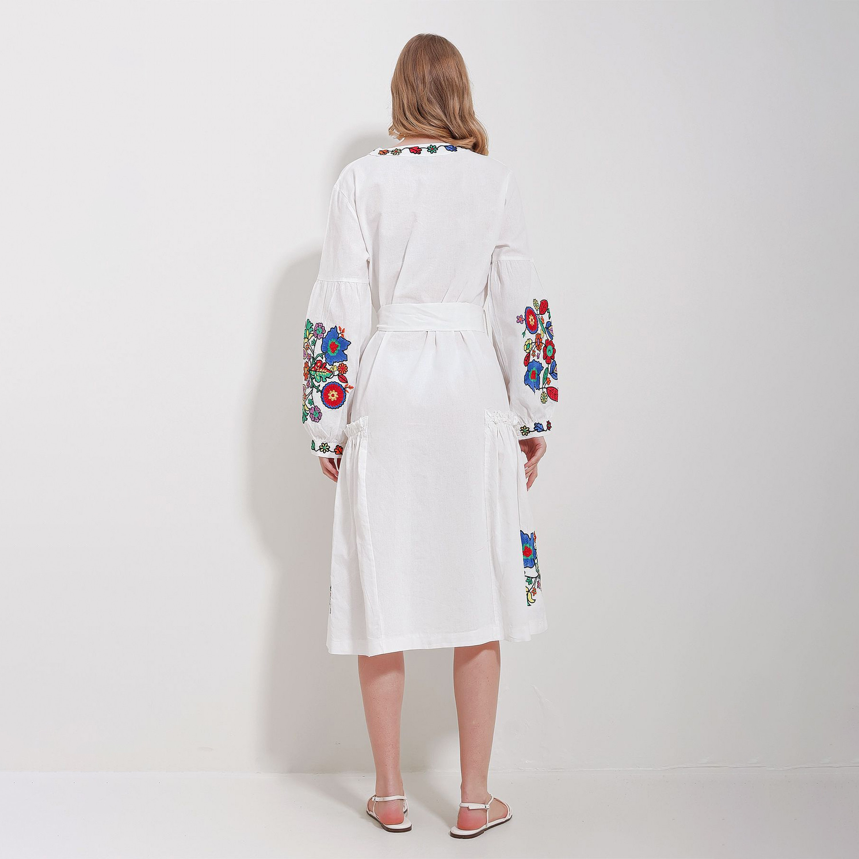 تريند ألاجاتي ستايل فستان ميدي نسائي أبيض بتطريز زهور وأكمام بالون مع حزام-women-clothing-dresses-image-3