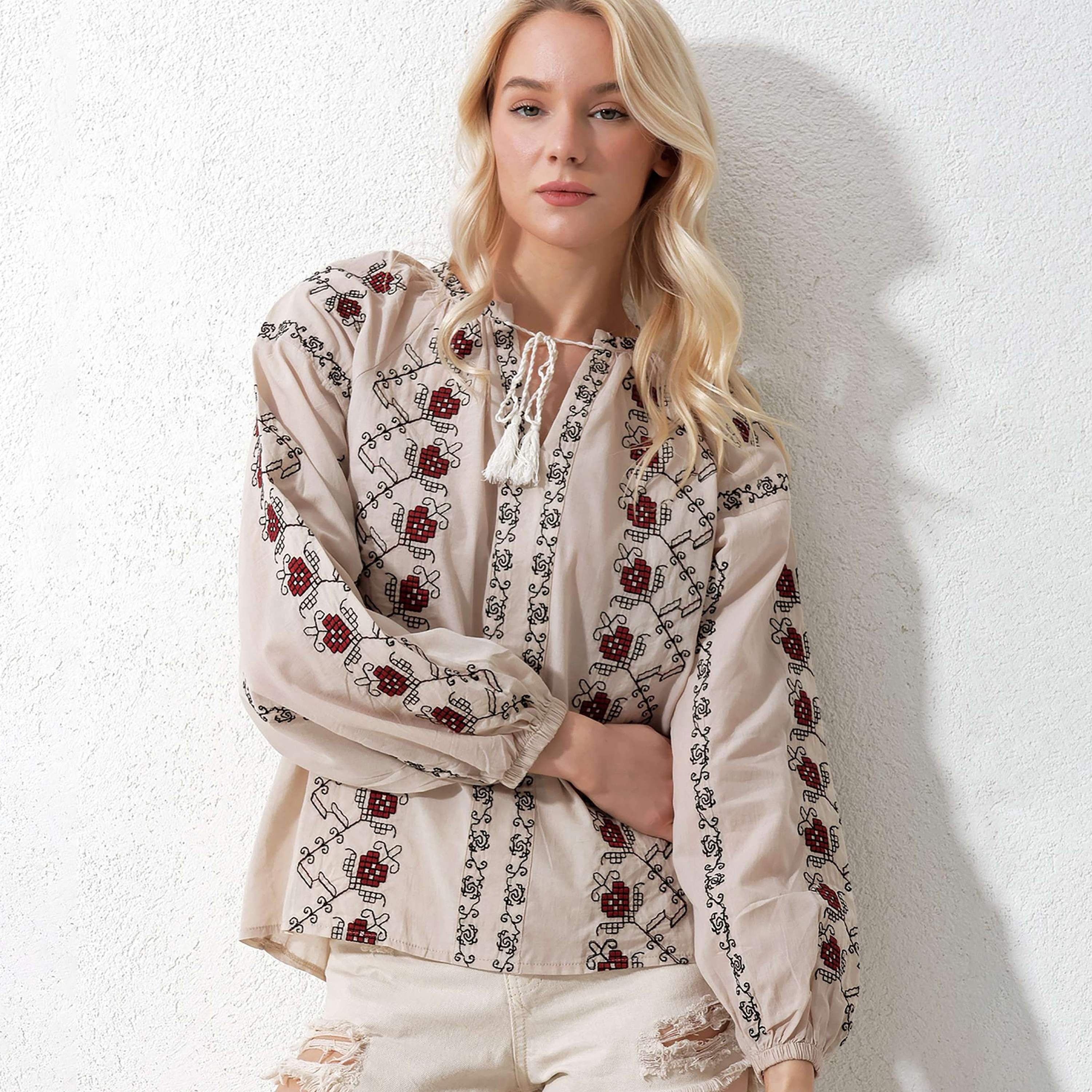 تريند ألاجاتي ستايل بلوزة بيزنت نسائية بيج مطرّزة بفتحة رقبة وأكمام مطاطية-women-clothing-shirtsandblouses-blouses-image-1
