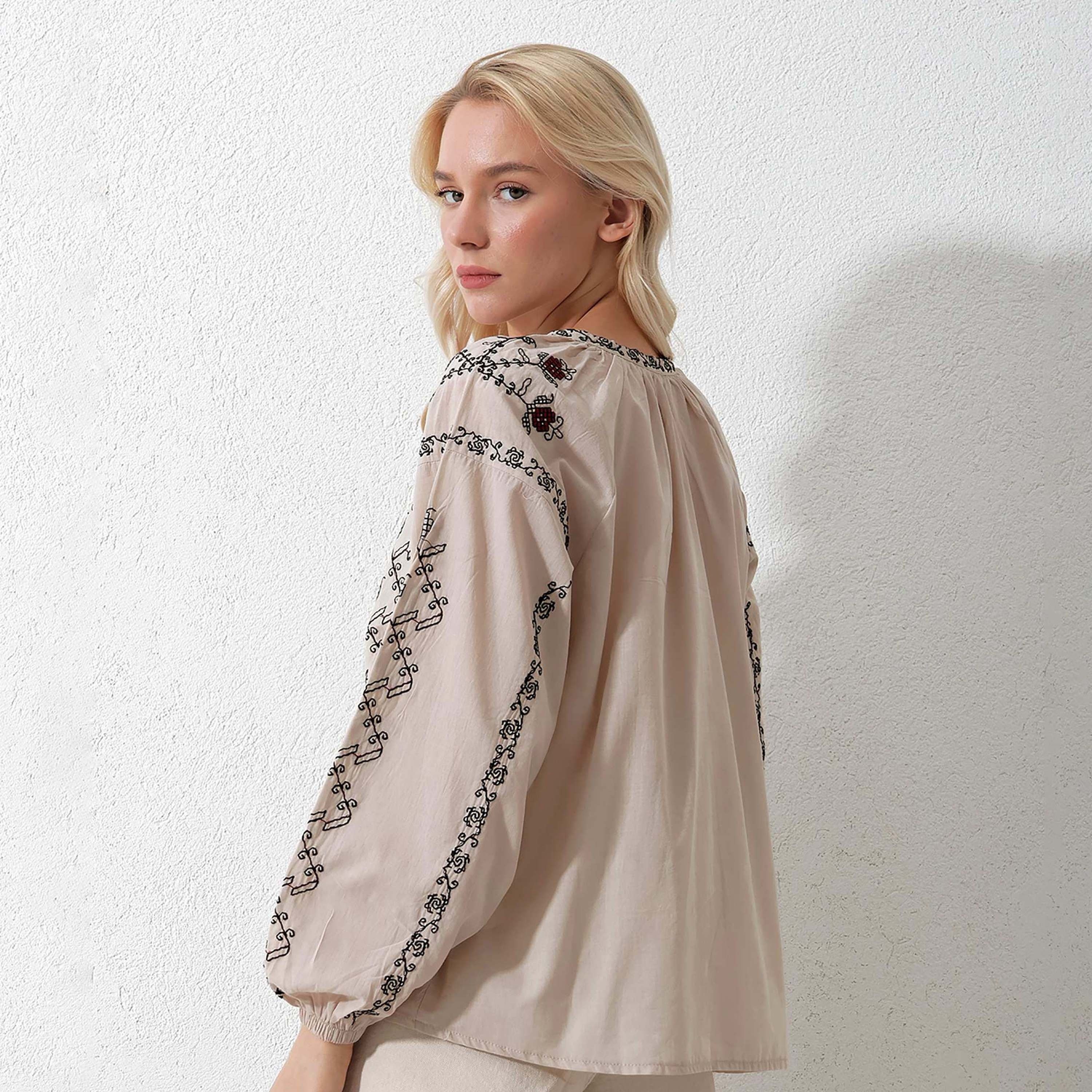 تريند ألاجاتي ستايل بلوزة بيزنت نسائية بيج مطرّزة بفتحة رقبة وأكمام مطاطية-women-clothing-shirtsandblouses-blouses-image-3