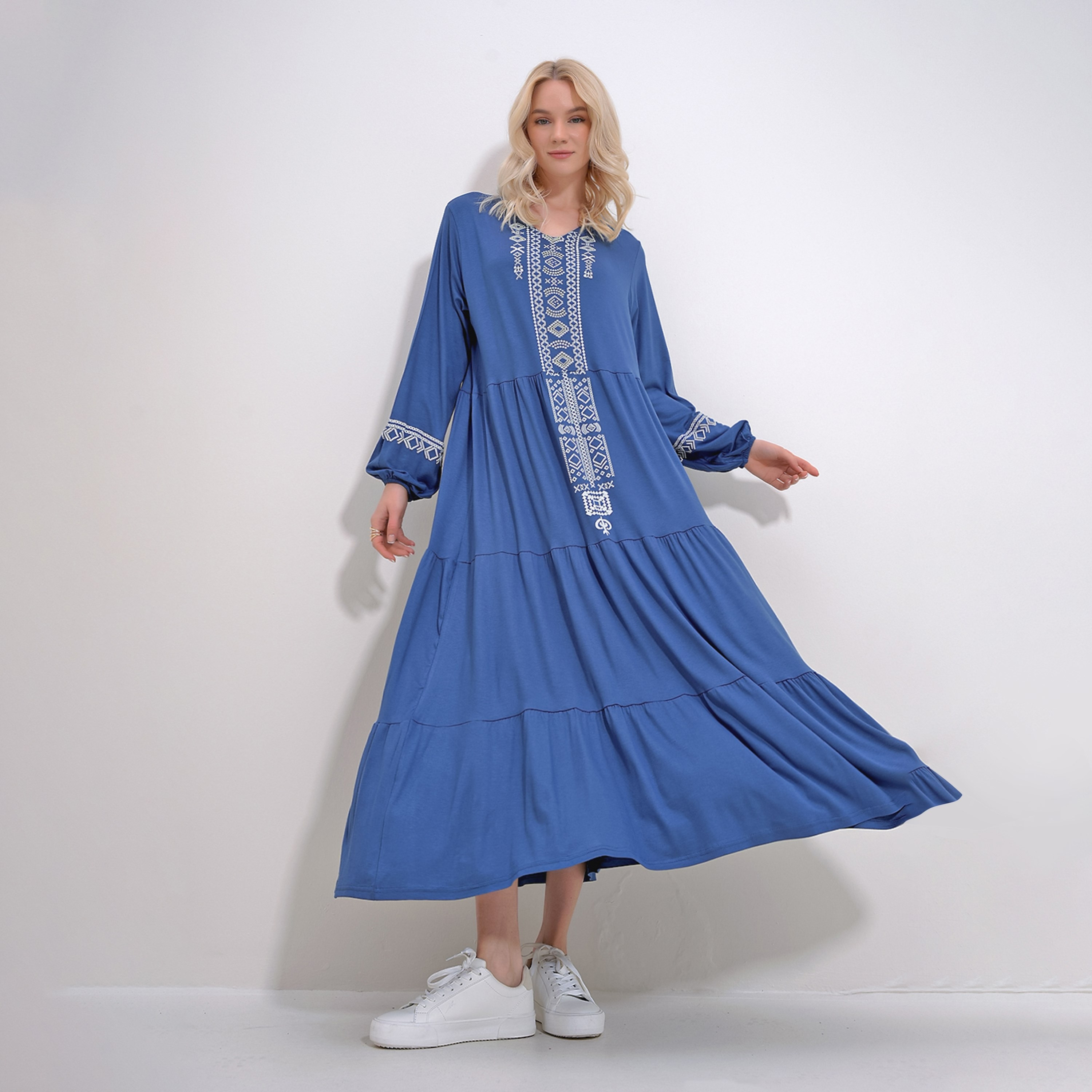 تريند ألاجاتي ستايل فستان ماكسي نسائي أزرق بطبقات وكشكشة بنقوش عرقية وأكمام بالون-women-clothing-dresses-image-2