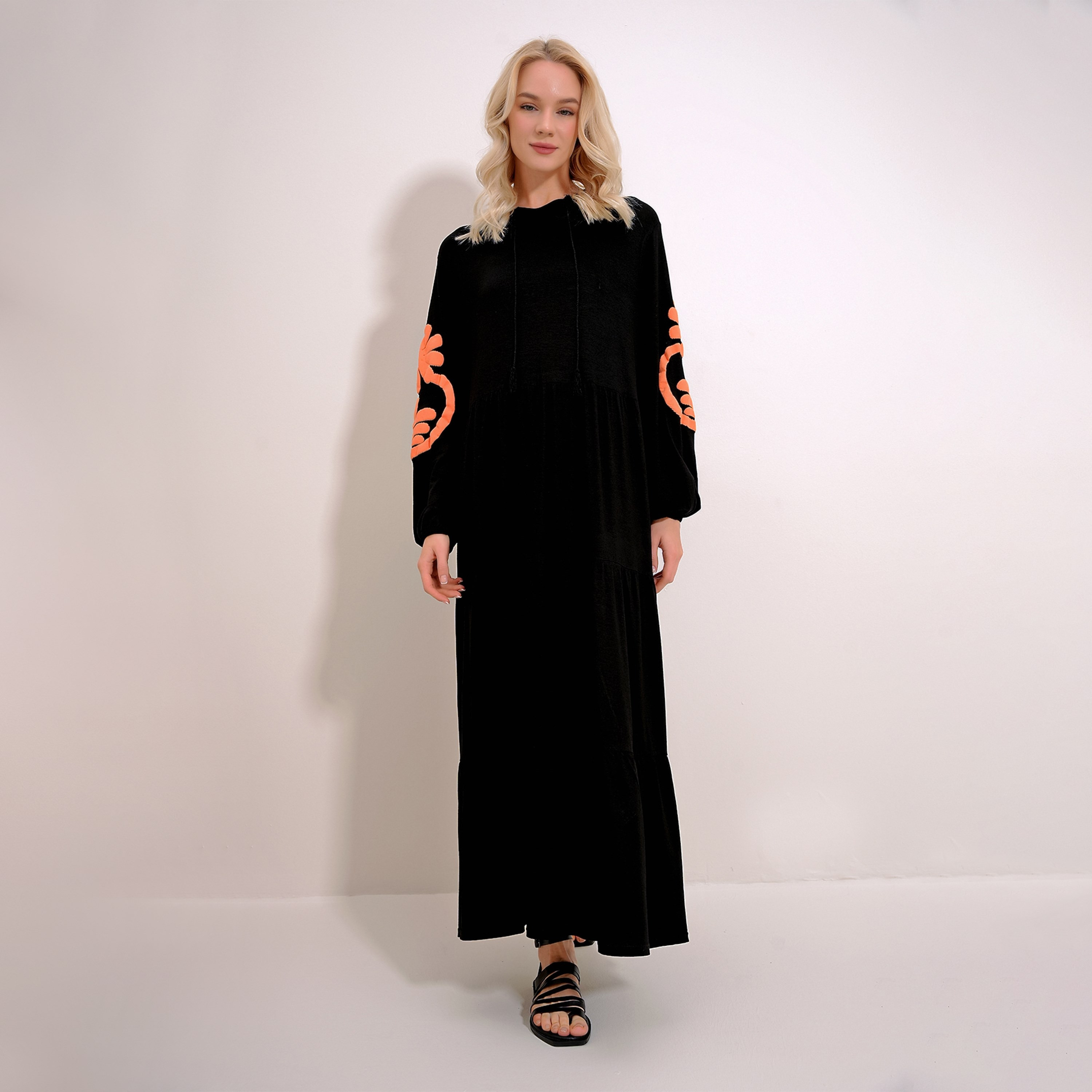 تريند ألاجاتي ستايل فستان ماكسي نسائي أسود بطبقات وكشكشة بأكمام بالون مطبوعة-women-clothing-dresses-image-1